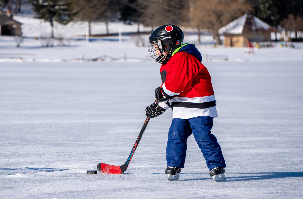 un bambino sta giocando a hockey su ghiaccio
