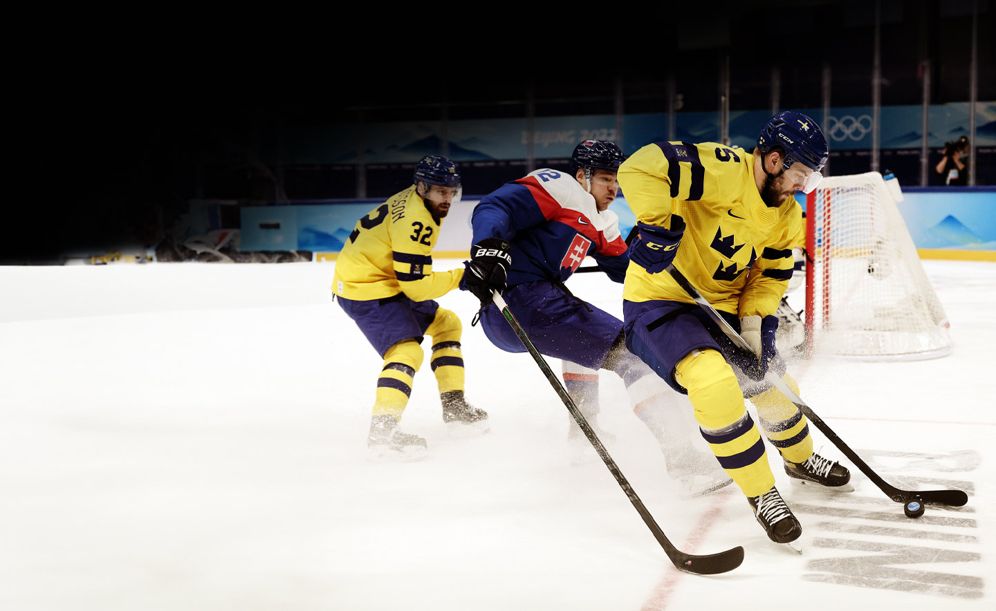 Oscar Fantenberg Nr. 5 des Teams Schweden wird von Milos Kelemen Nr. 12 des Teams Slowakei in der ersten Periode während des Bronzemedaille-Spiels im Herren-Eishockey zwischen dem Team Schweden und dem Team Slowakei am 15. Tag der Olympischen Winterspiele 2022 in Peking in der Nationalen Hallenstadion am 19. Februar 2022 in Peking, China, herausgefordert.
