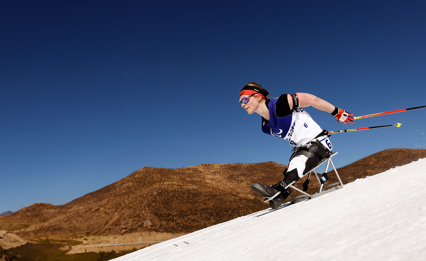 Christina Picton de l'équipe du Canada participe au Biathlon paralympique féminin distance moyenne en position assise lors du quatrième jour des Jeux paralympiques d'hiver de Beijing 2022 le 8 mars 2022 à Zhangjiakou, Chine.