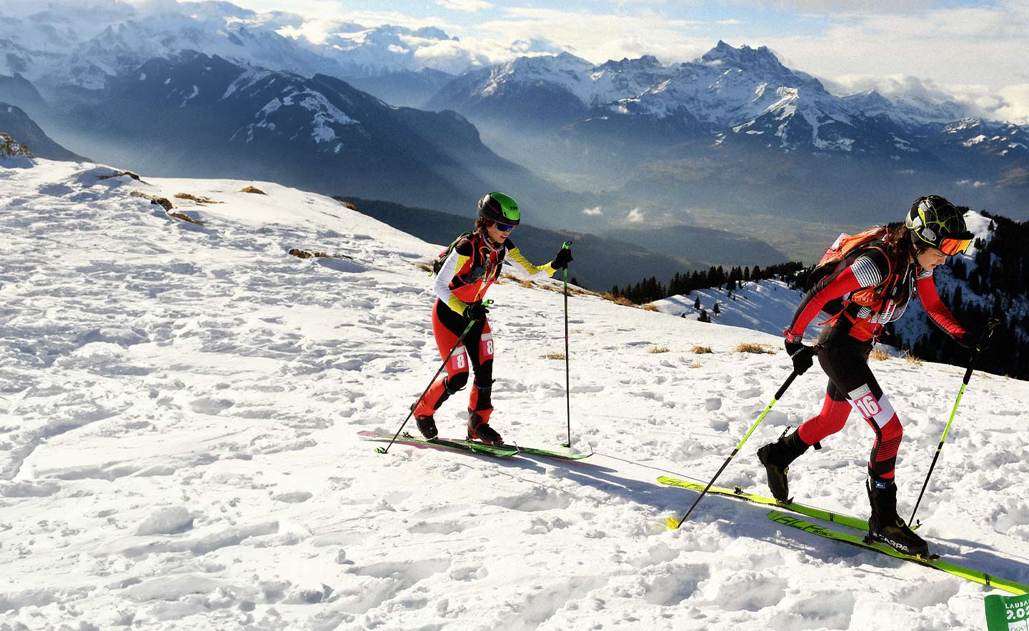 Ares Torra Gendrau (à gauche) d'Espagne et Lisa Rettensteiner d'Autriche concourent dans l'épreuve individuelle de ski-alpinisme lors du premier jour des Jeux olympiques de la jeunesse d'hiver de Lausanne 2020 le 10 janvier 2020 à Villars-sur-Ollon, en Suisse.