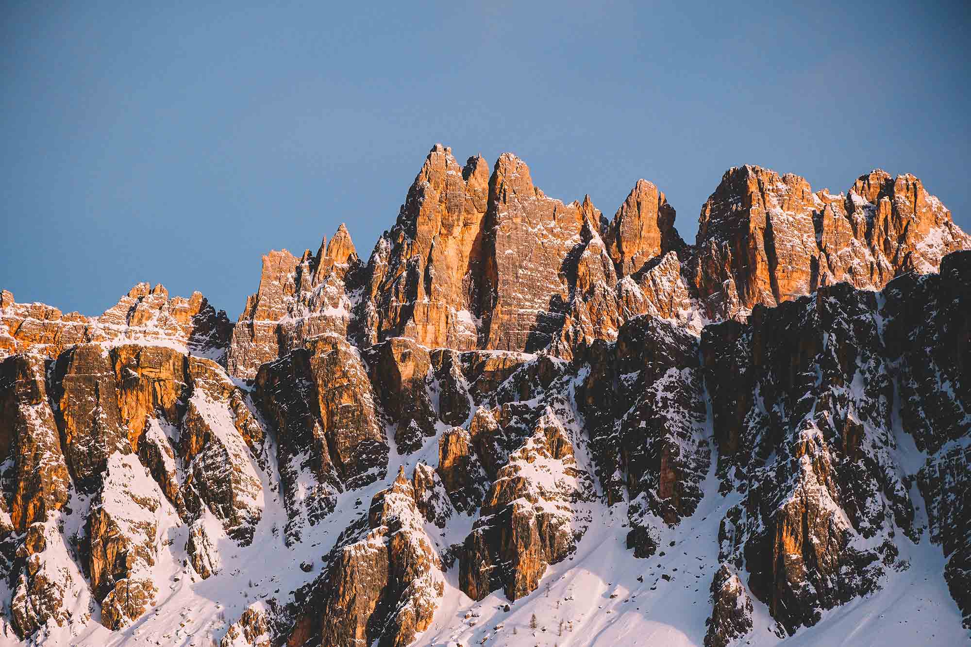 Veduta delle Dolomiti coperte di neve durante l'inverno a  Cortina d'Ampezzo.