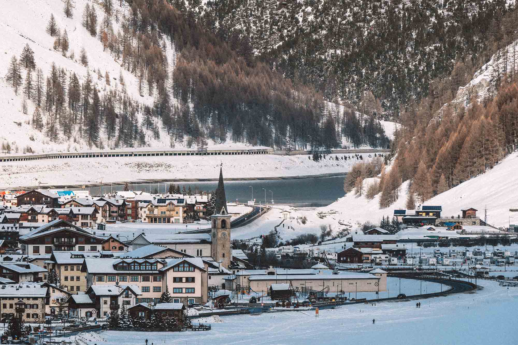 Snowy landscape of the Livigno valley surrounded by mountains.