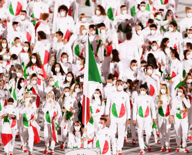 Gli atleti italiani con le mascherine e la bandiera italiana