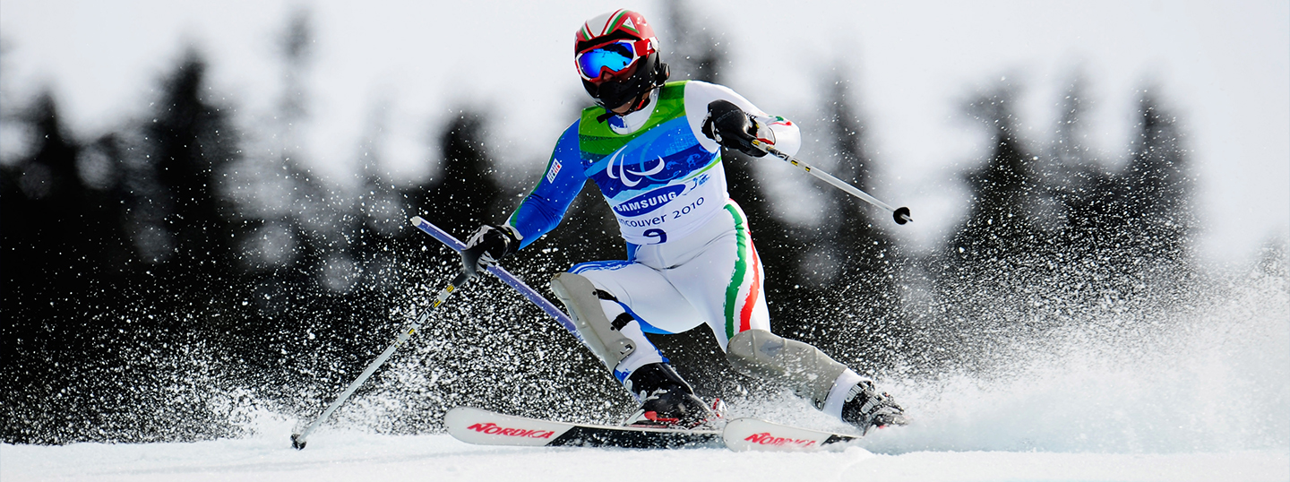Gianmaria Dal Maistro de l'Italie participe au slalom super combiné masculin debout lors du 9e jour des Jeux paralympiques d'hiver de 2010 à Vancouver à Whistler Creekside le 20 mars 2010 à Whistler, Canada. (Photo de Jamie McDonald/Getty Images)