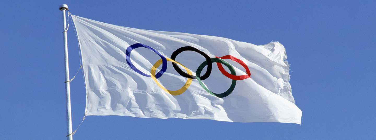Flagge mit olympischen Reifen