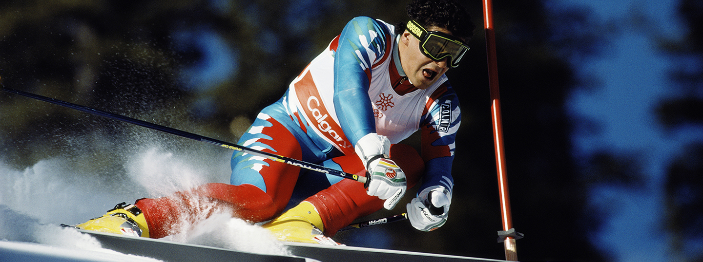 Alberto Tomba dell'Italia in azione durante l'evento di sci Maschile Gigante Slalom il 25 febbraio 1988 durante i XV Giochi Olimpici Invernali a Calgary, Canada.
