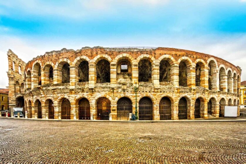 Vista da fuori dell'Arena di Verona con cielo azzurro sullo sfondo