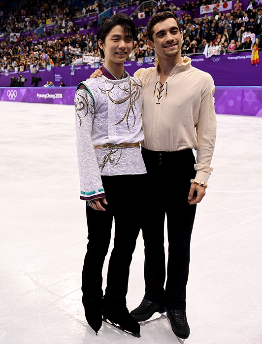 Il vincitore della medaglia d'oro Yuzuru Hanyu del Giappone (a sinistra) e il vincitore della medaglia di bronzo Javier Fernandez della Spagna festeggiano durante la cerimonia di premiazione del programma libero singolo maschile l'ottavo giorno dei Giochi Olimpici Invernali di PyeongChang 2018 presso la Gangneung Ice Arena il 17 febbraio 2018 a Gangneung, Corea del Sud.