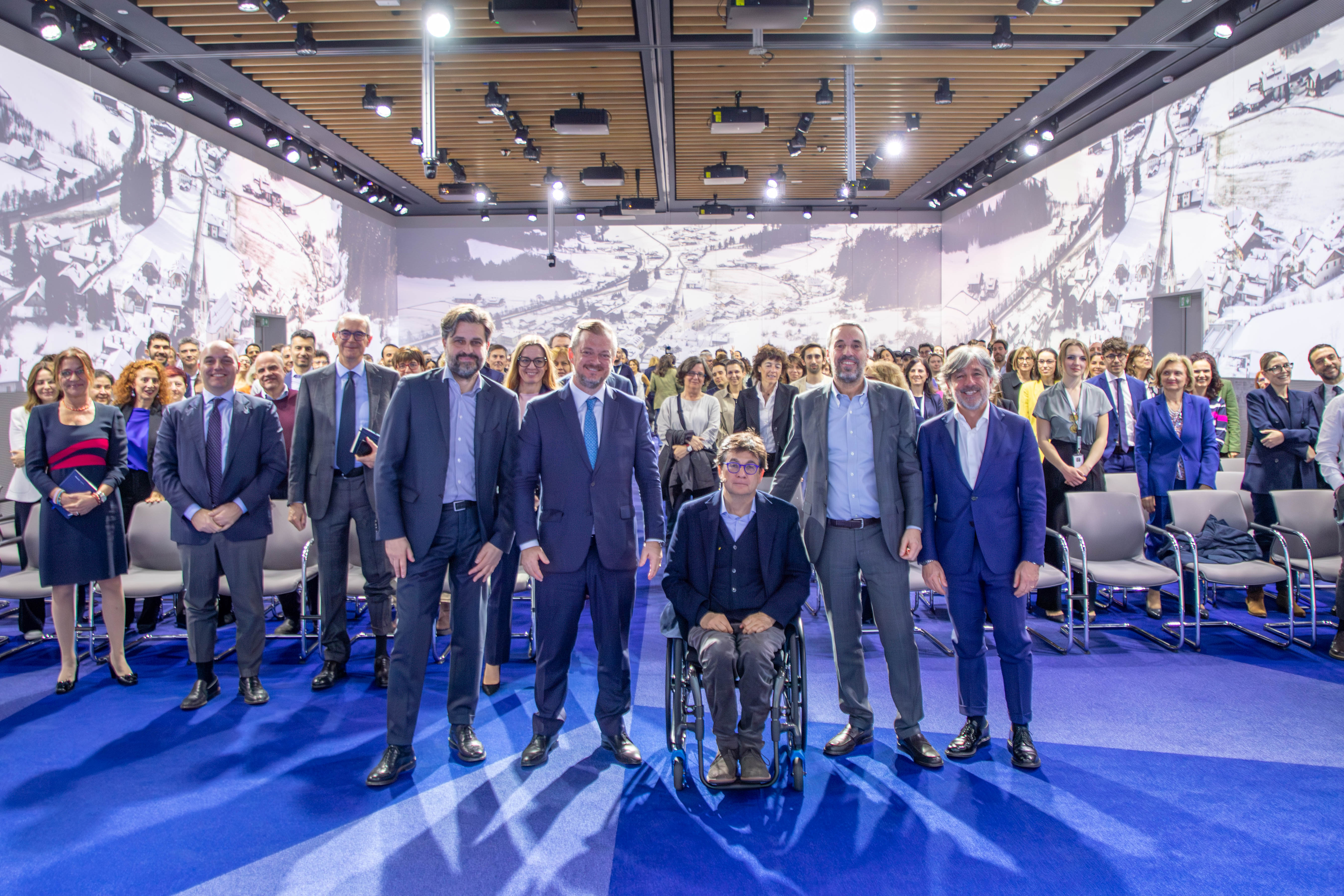 Der Präsident des Internationalen Paralympischen Komitees zu Besuch bei den Mitarbeitern der Stiftung Mailand Cortina 2026 und der Allianz
