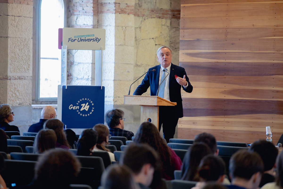 Un uomo sta tenendo una conferenza davanti ad un gruppo di persone sedute