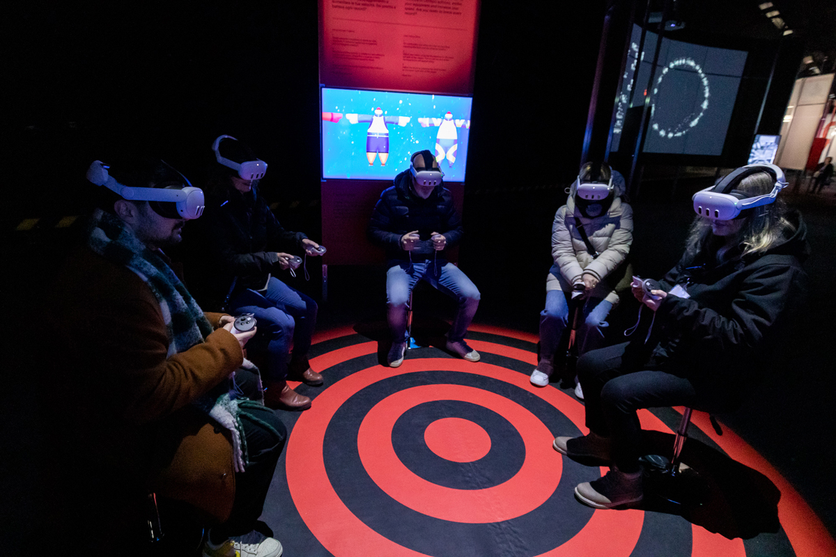 Mostra interattiva delle olimpiadi e paralimpiadi con persone che indossano il virtual reality