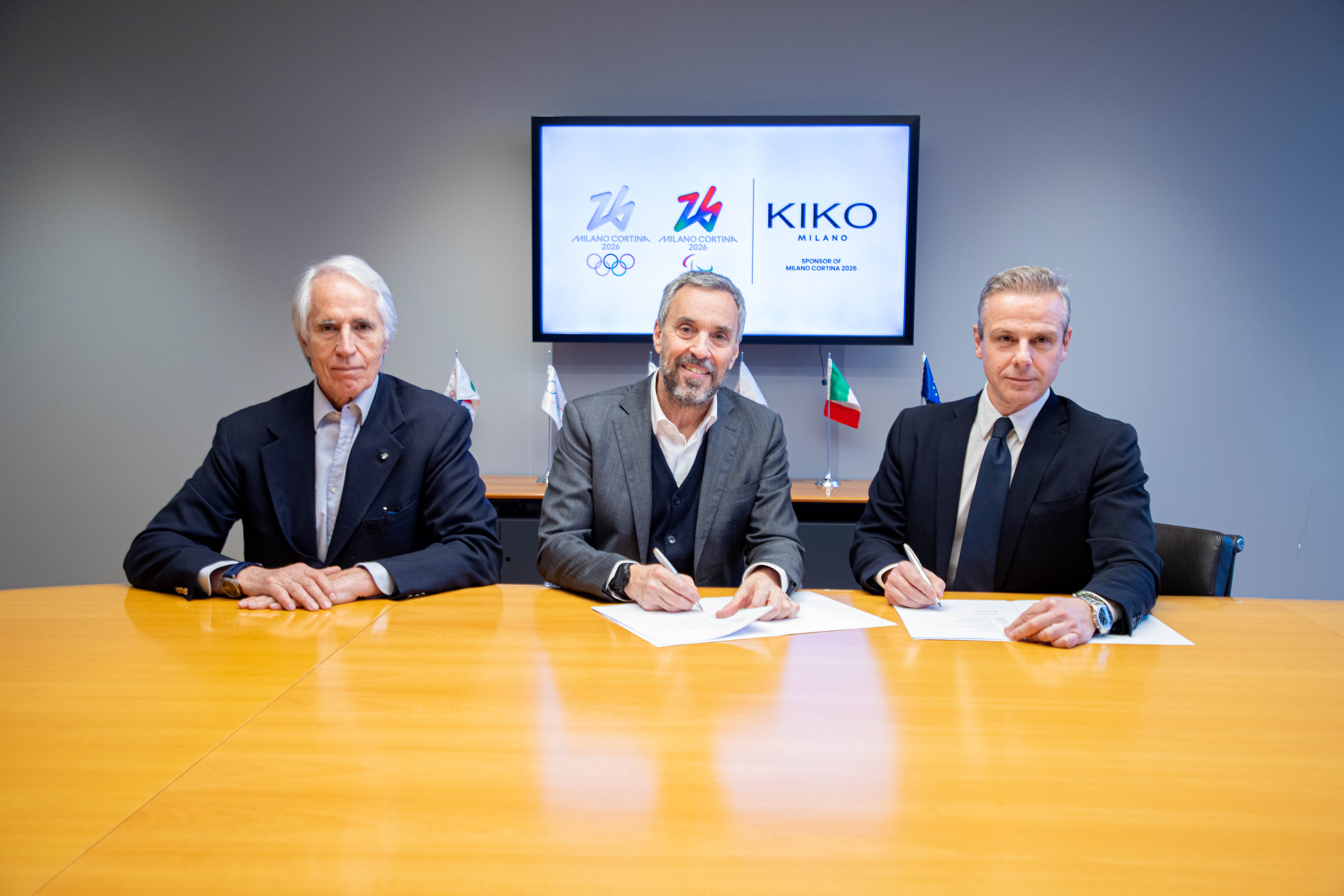 Photo de Varnier et Malagò au bureau avec Simone Dominici, PDG de KIKO