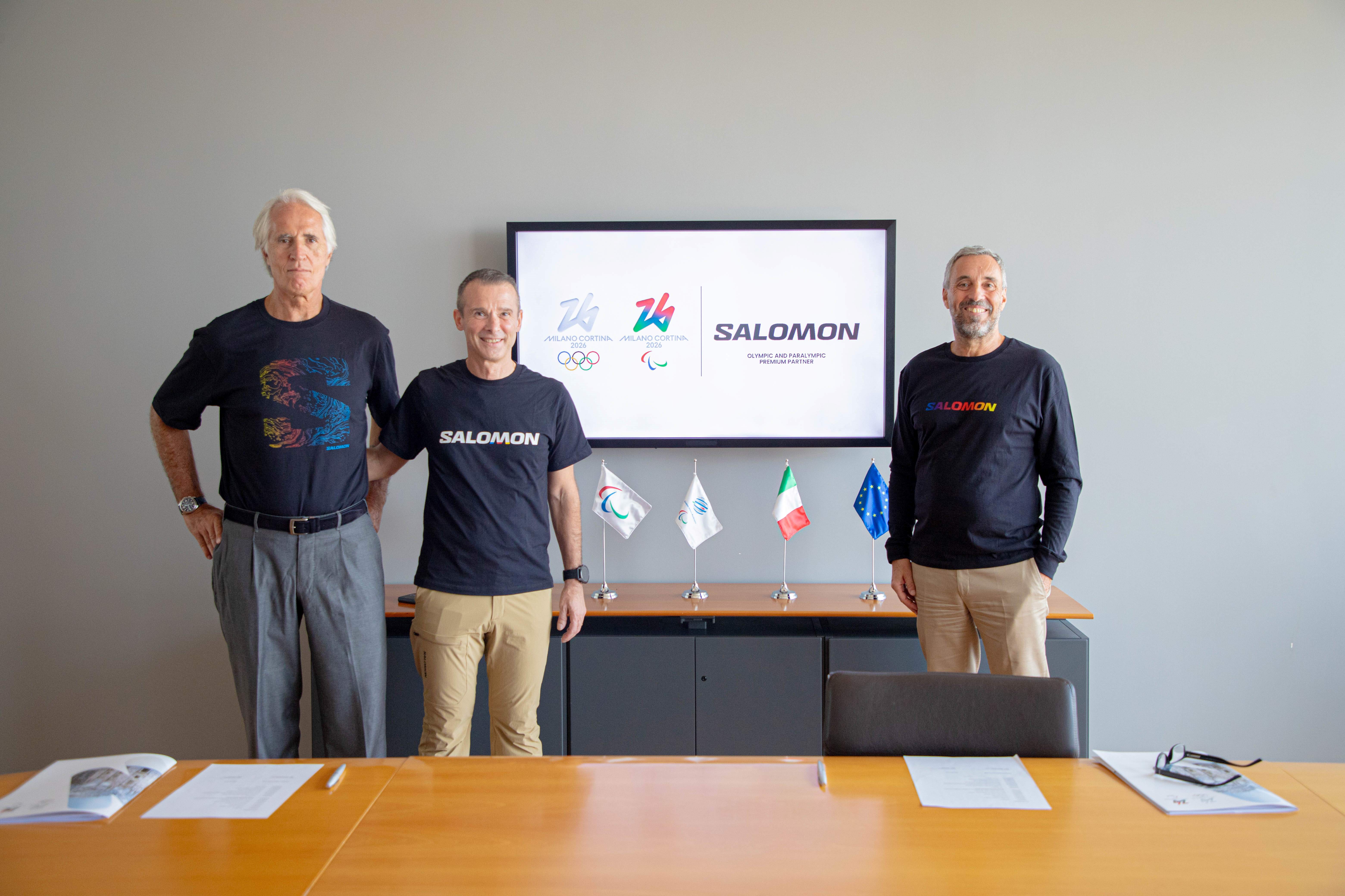 Foto von Andrea Varnier, CEO von Milano Cortina 2026, Giovanni Malagò, Präsident des CONI und Franco Fogliato, Präsident und Generaldirektor von Salomon
