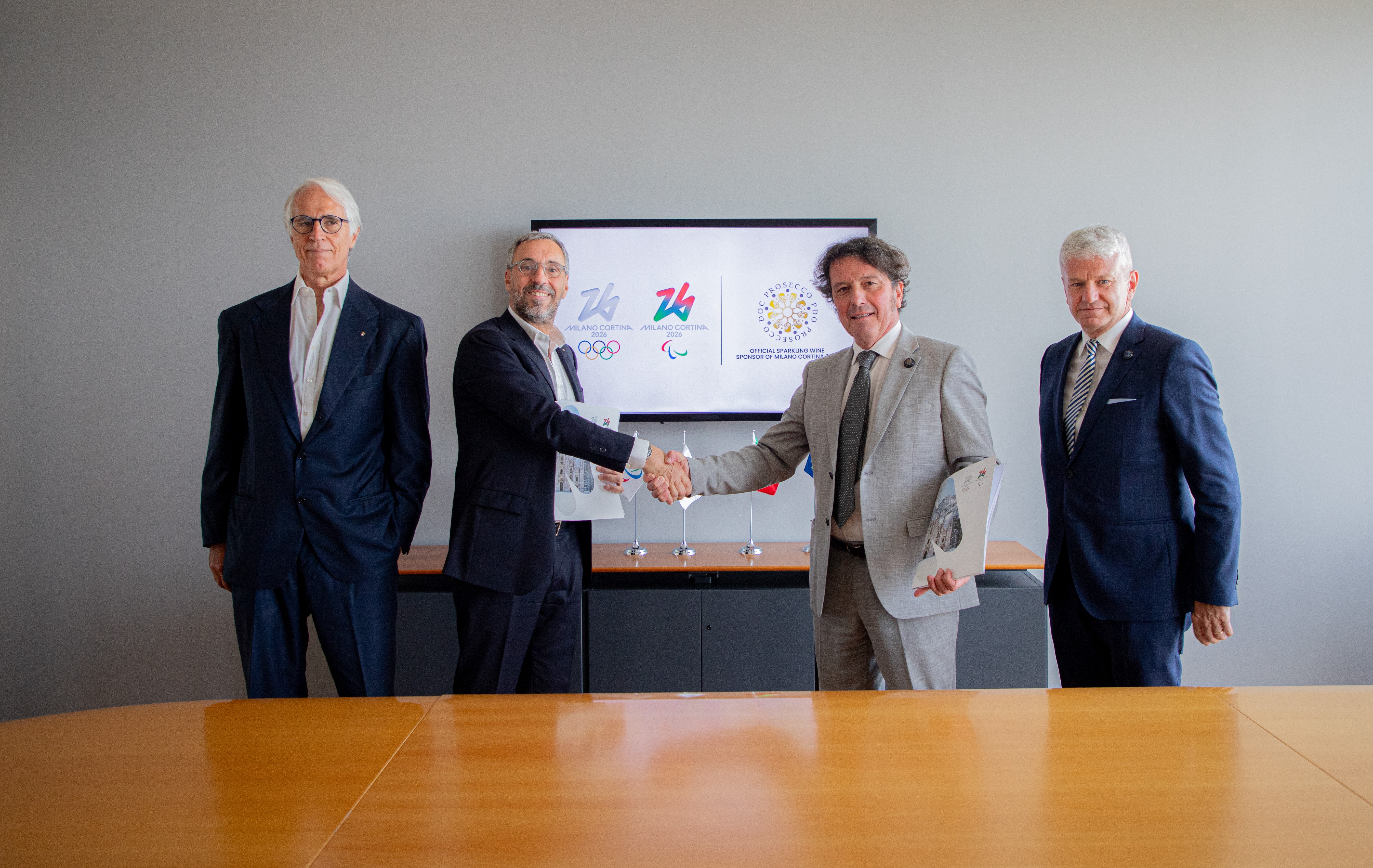 Foto von Andrea Varnier, Geschäftsführer von Mailand Cortina 2026 und Stefano Zanette, Präsident des Konsortiums Prosecco DOC und Luca Giavi