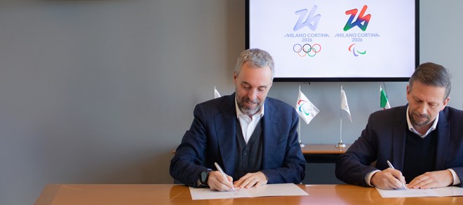 Photo d'Andrea Varnier, directeur général de Milano Cortina 2026, et de Christof Peer, directeur technique et de production de Kässbohrer, lors de la signature.