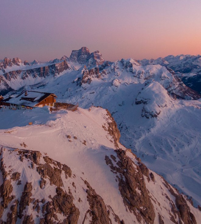 Fotos von den schneebedeckten Bergen von Cortina
