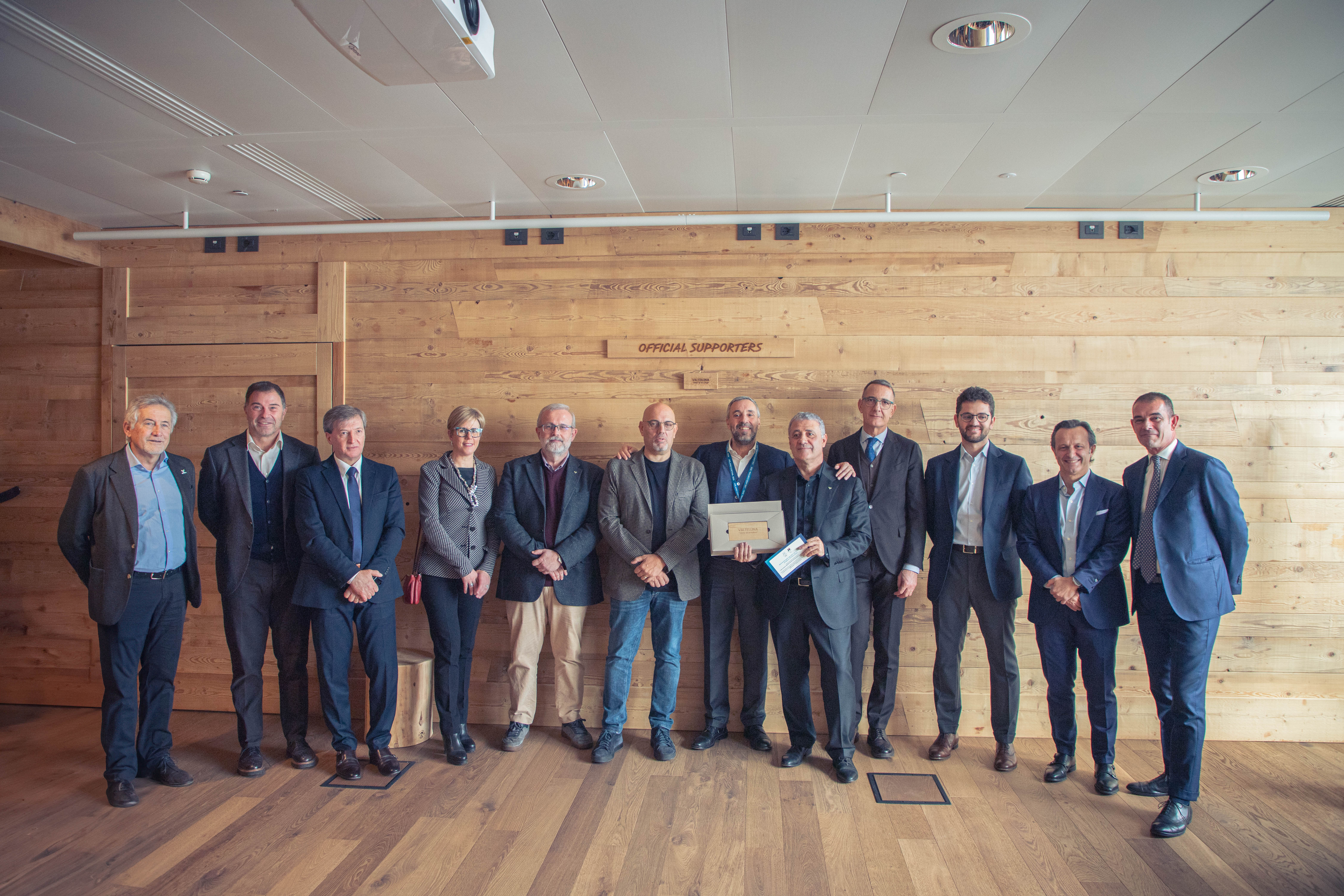 Foto di gruppo con i principali referenti di Milano Cortina 2026 e del consorzio della Valtellina