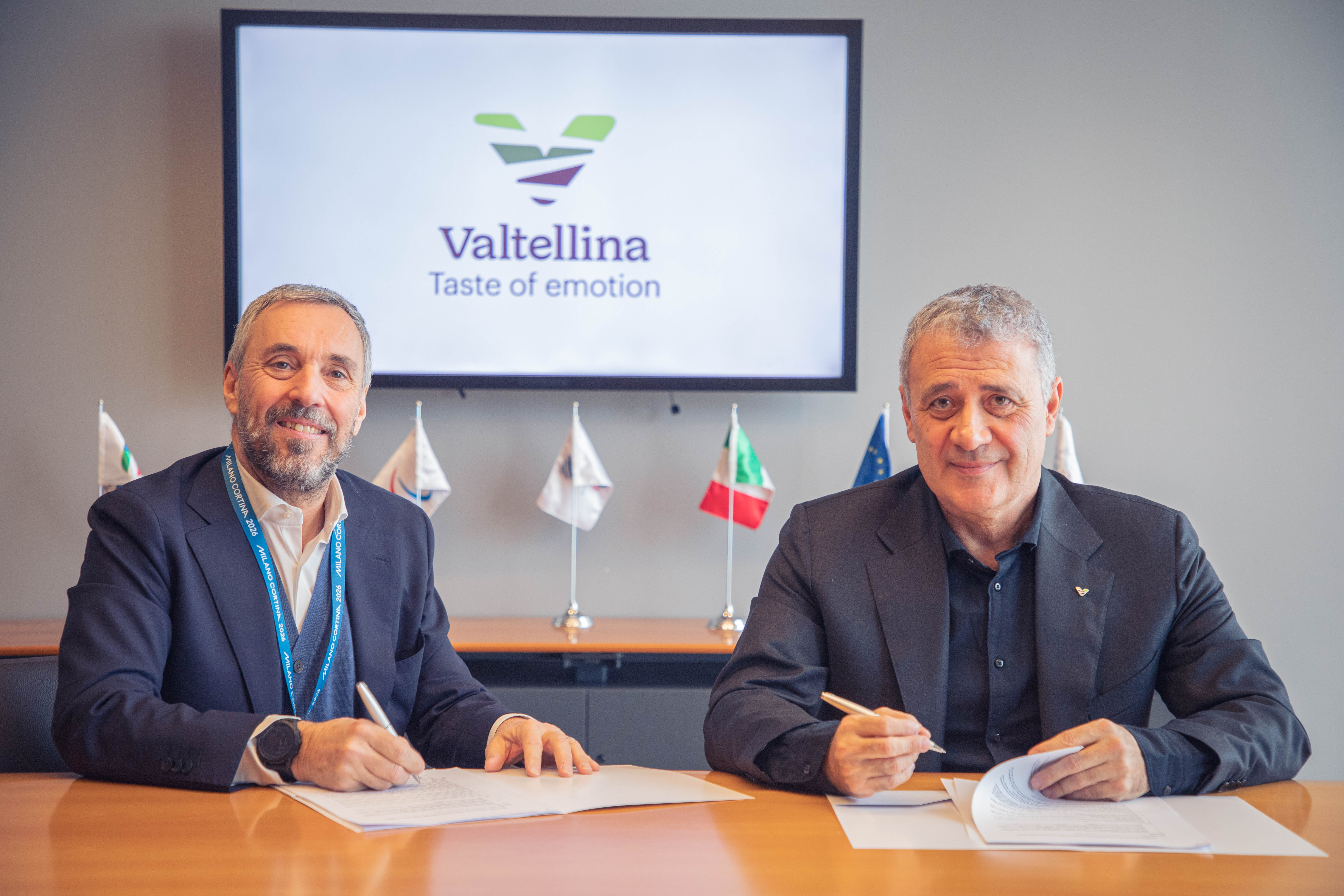 Foto von Andrea Varnier , Geschäftsführer von Milano Cortina 2026, und Claudio Palladi, Präsident des Distretto Agroalimentare di Qualità della Valtellina