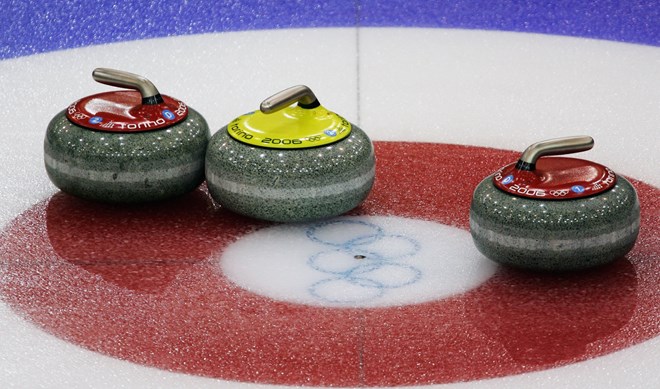 Foto degli attrezzi del curling
