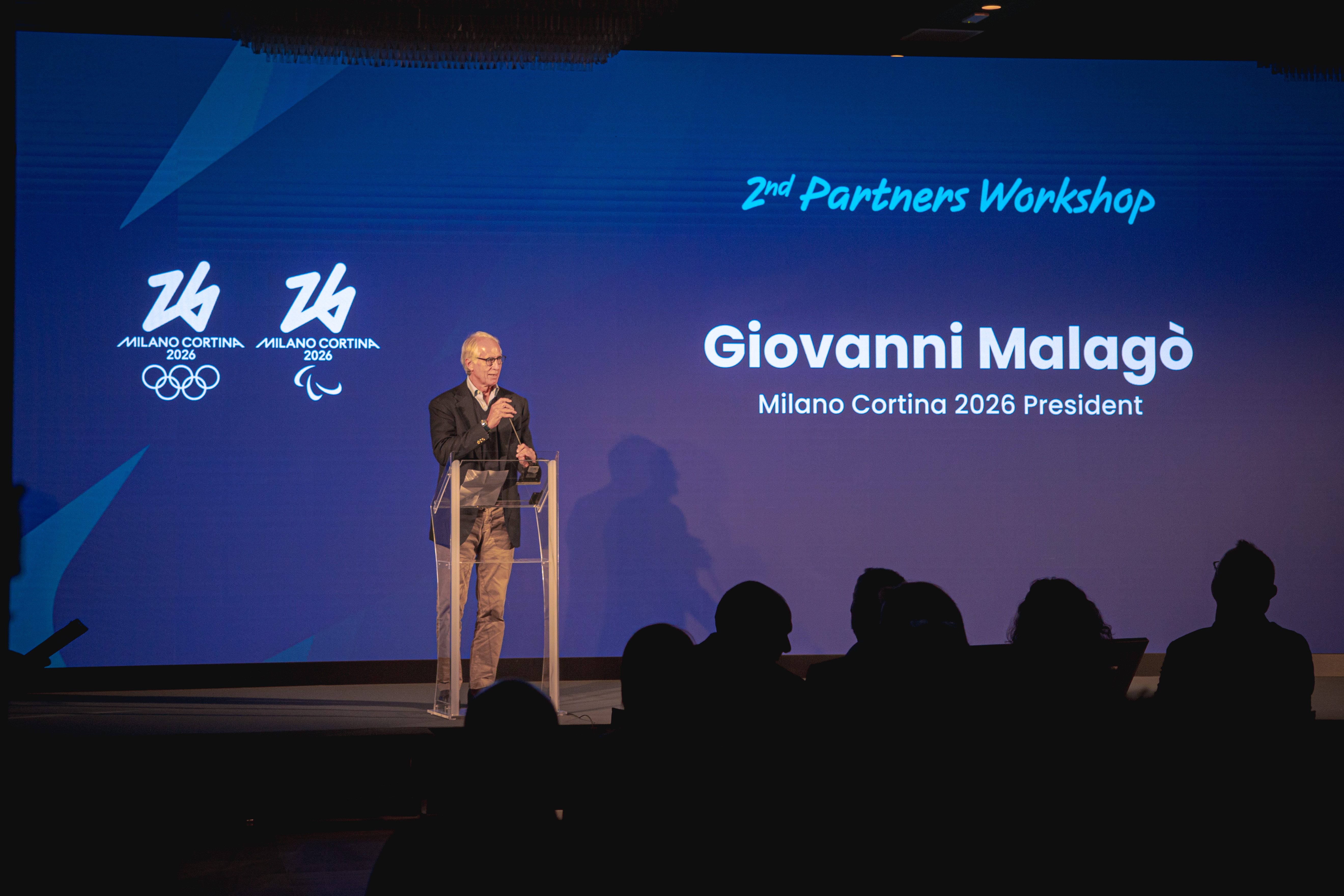 Foto di Giavanni Malagò sul palco alla conferenza "Meet Milano Cortina 2026"