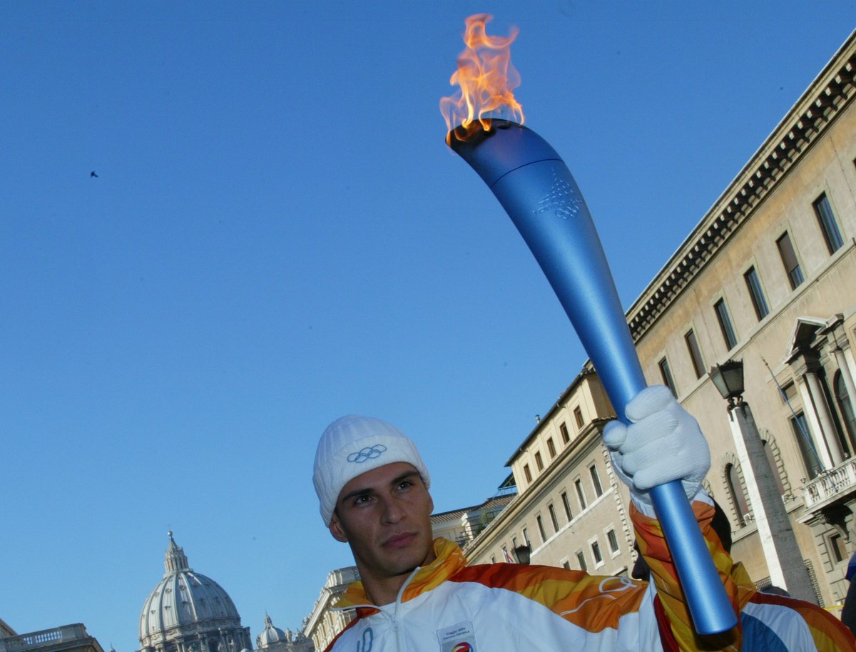 Photo du porteur du flambeau avec le flambeau de Torino 2006