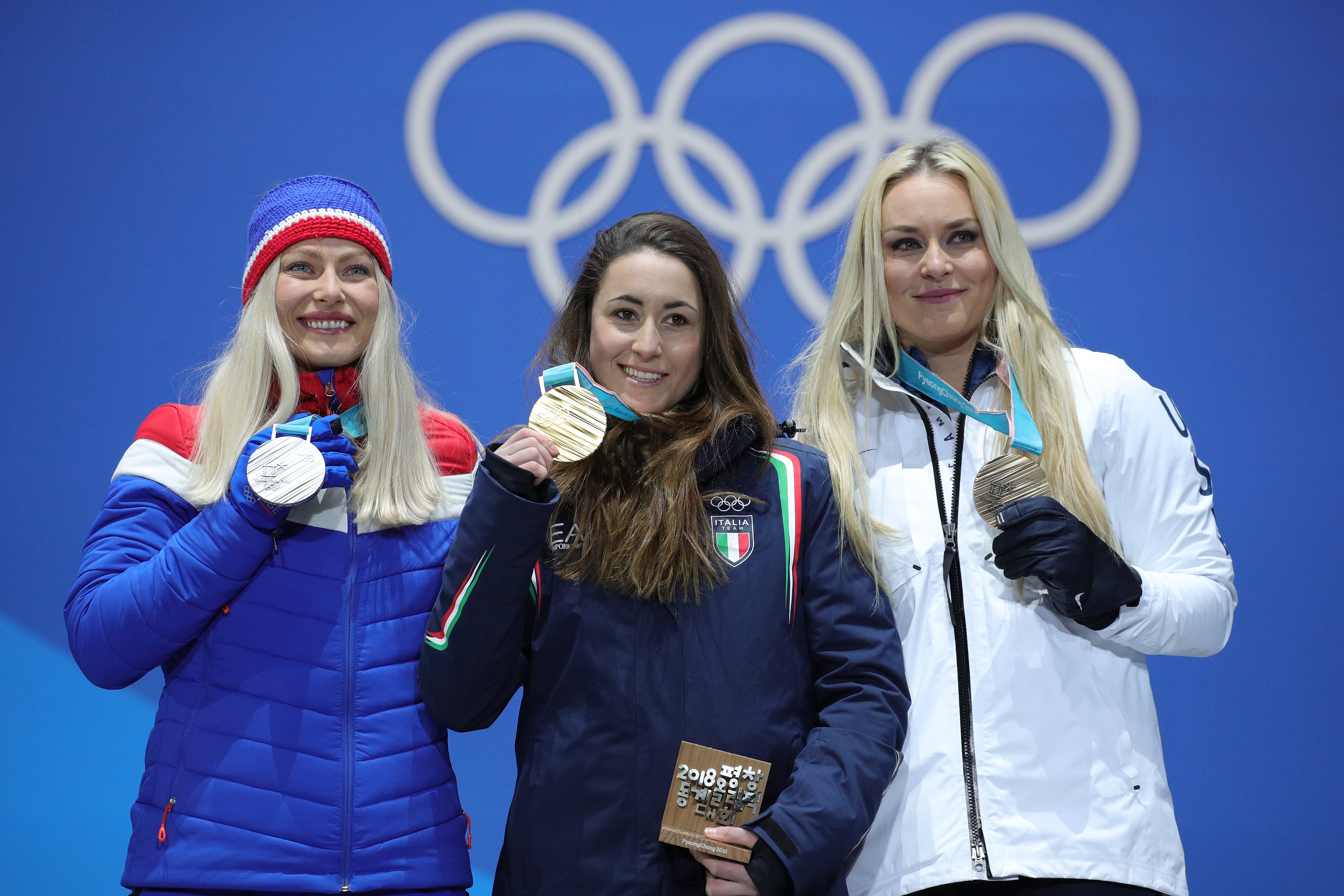 La médaillée d'argent Ragnhild Mowinckel de Norvège, la médaillée d'or Sofia Goggia d'Italie et la médaillée de bronze Lindsey Vonn des États-Unis célèbrent lors de la cérémonie de remise des médailles pour la Descente Dames le douzième jour des Jeux olympiques d'hiver de PyeongChang 2018 à la Plaza des Médailles le 21 février 2018 à Pyeongchang-gun, Corée du Sud.