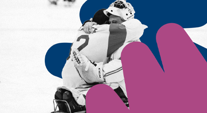due giocatori di hockey si abbracciano sul ghiaccio