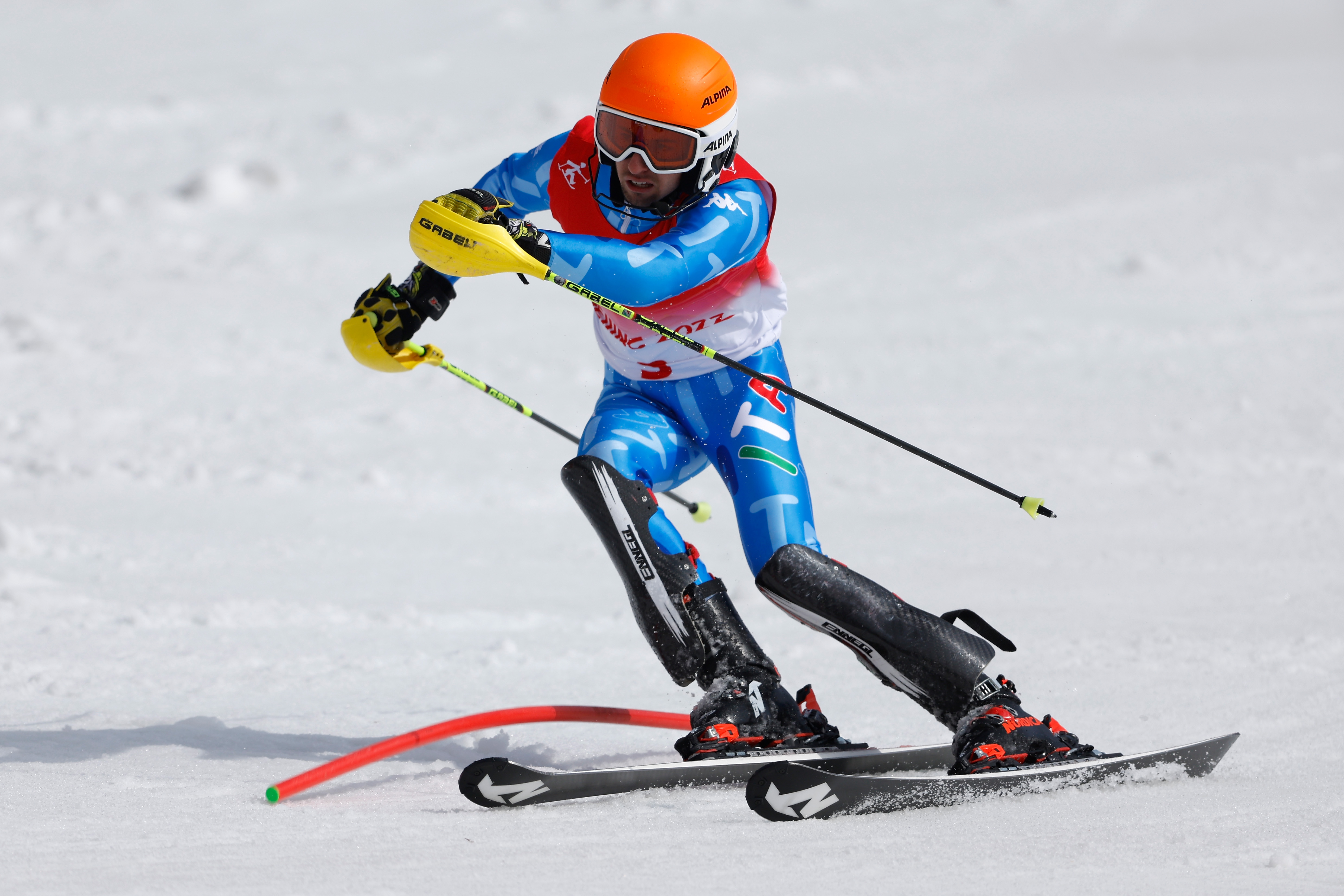Fotos von paralympischen alpinen Skifahrern