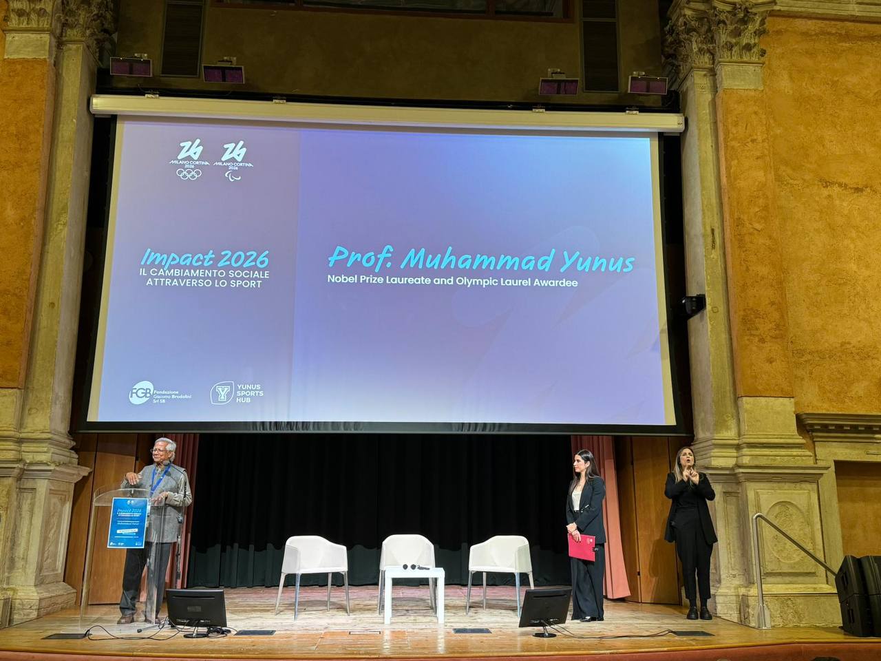 Photo du professeur Muhammad Yunus à l'auditorium Santa Margherita de l'université Ca' Foscari de Venise