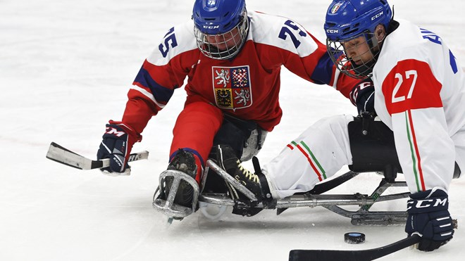 Due atleti paralimpici che stanno giocando una partita di Para ice hockey