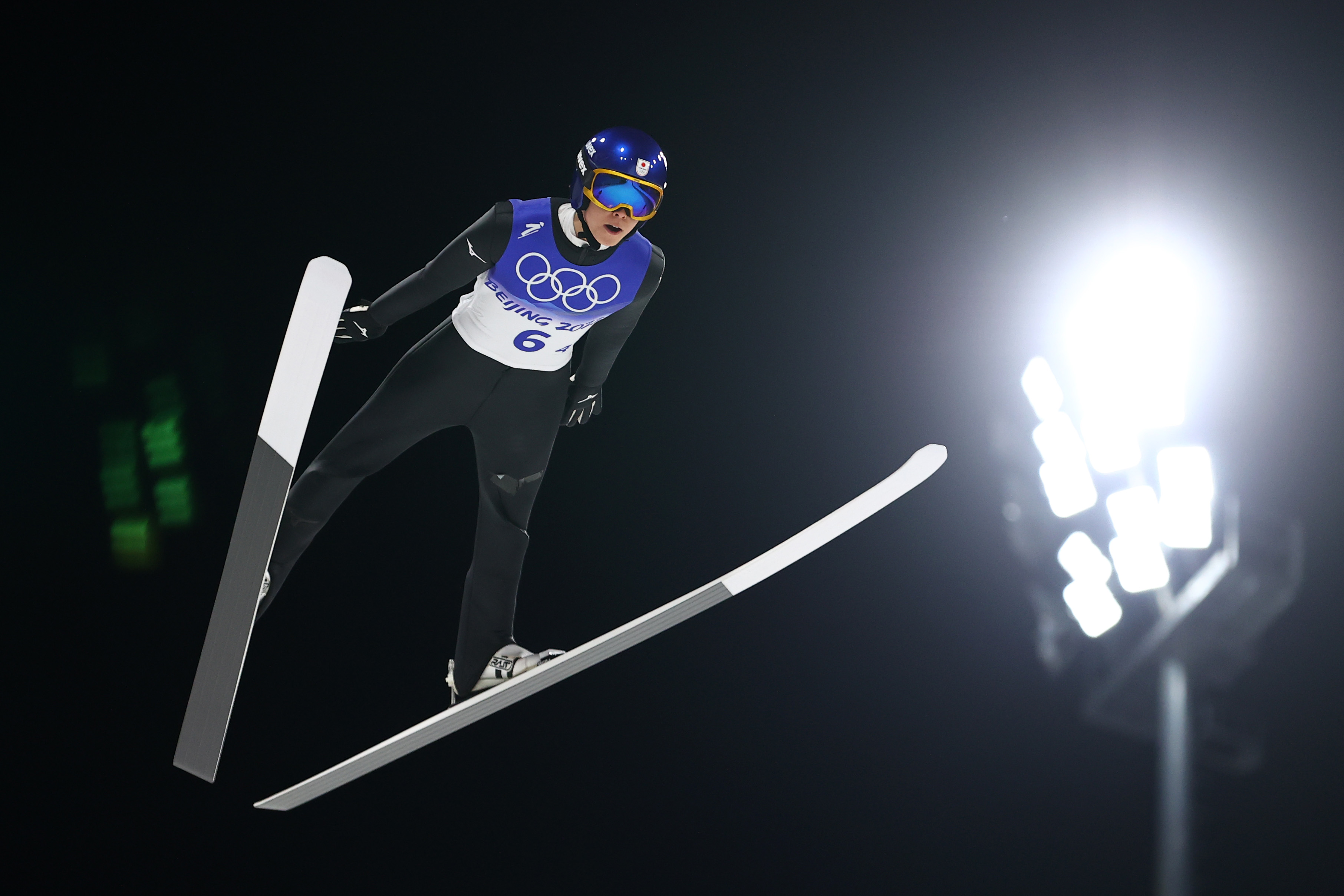 ZHANGJIAKOU, CHINE - 07 FÉVRIER : Ryoyu Kobayashi de l'équipe du Japon saute pendant le saut à ski par équipe mixte au Centre national de saut à ski le 07 février 2022 à Zhangjiakou, Chine. (Photo by Cameron Spencer/Getty Images)