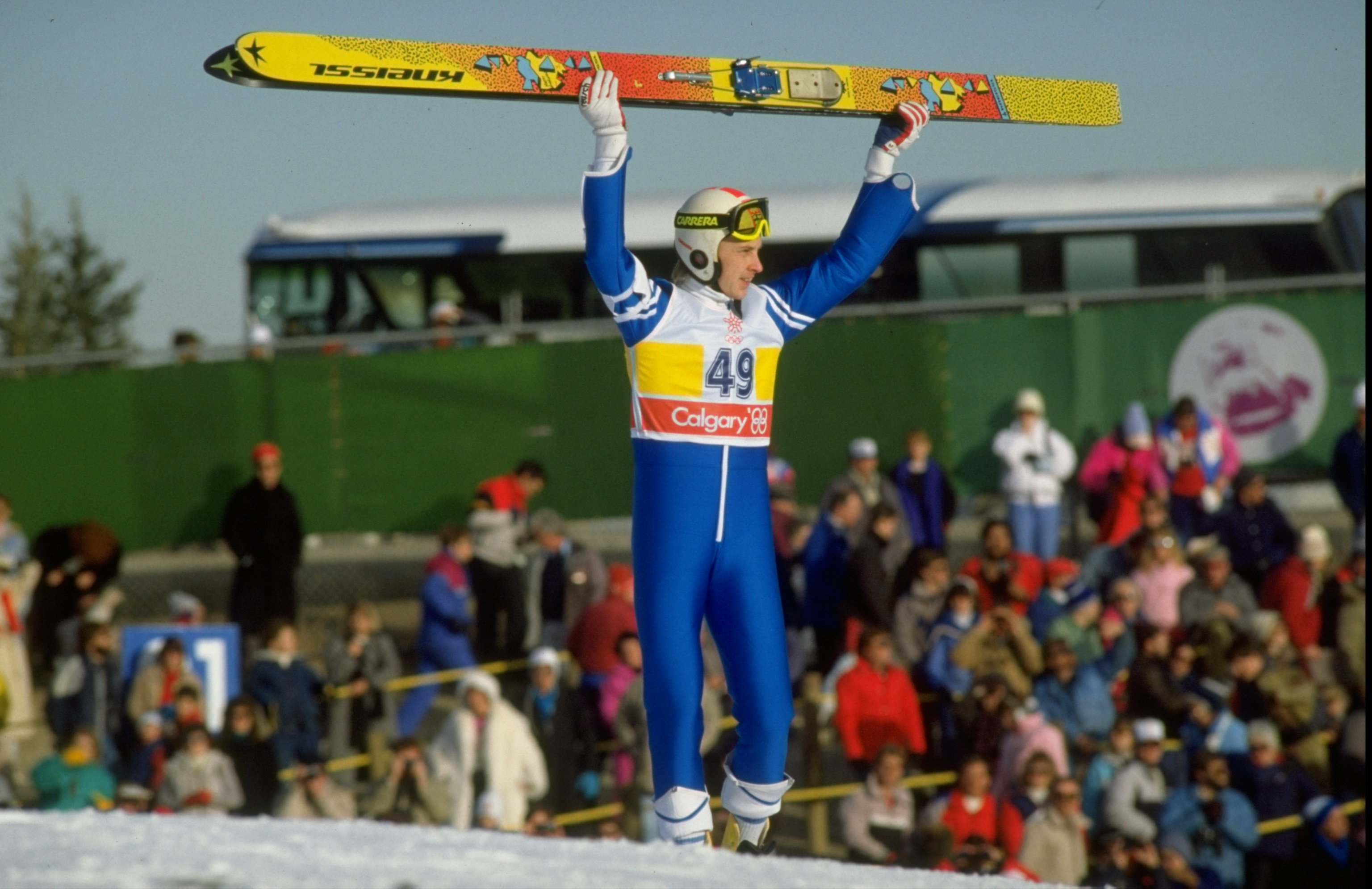 23 febbraio 1988: il finlandese Matti Nykanen tiene alto il cielo dopo la gara di salto con gli sci da 90 metri ai Giochi olimpici invernali del 1988 a Calgary, in Canada. Nykanen vinse la medaglia d'oro con un salto di 224 metri. \ Credito obbligatorio: Allsport UK /Allsport