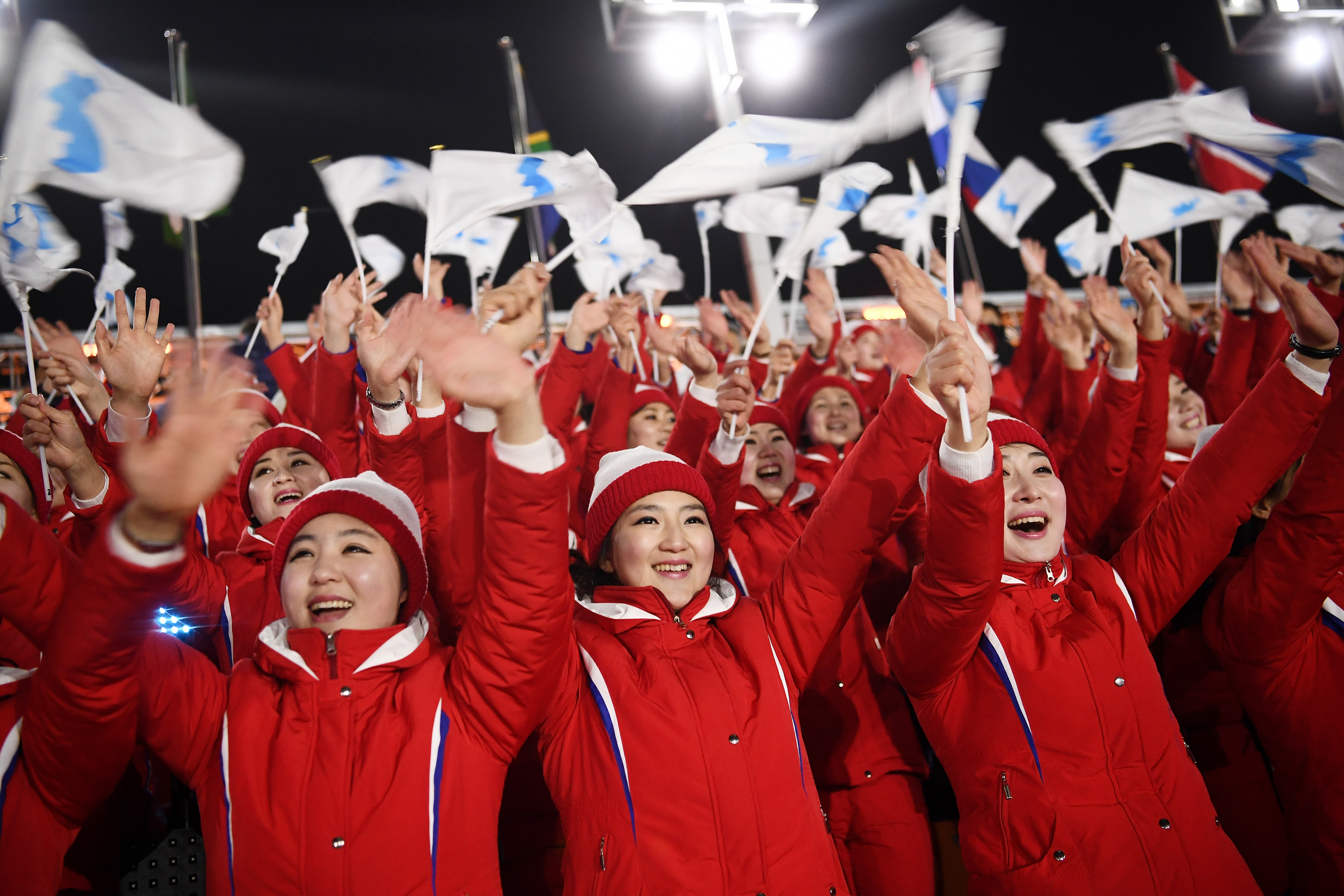 PYEONGCHANG-GUN, CORÉE DU SUD - 09 FÉVRIER : Les spectateurs apprécient l'atmosphère avant la cérémonie d'ouverture des Jeux olympiques d'hiver de PyeongChang 2018 au stade olympique de PyeongChang le 9 février 2018 à Pyeongchang-gun, Corée du Sud. (Photo by Pool - Frank Fife/Bongarts/Getty Images)