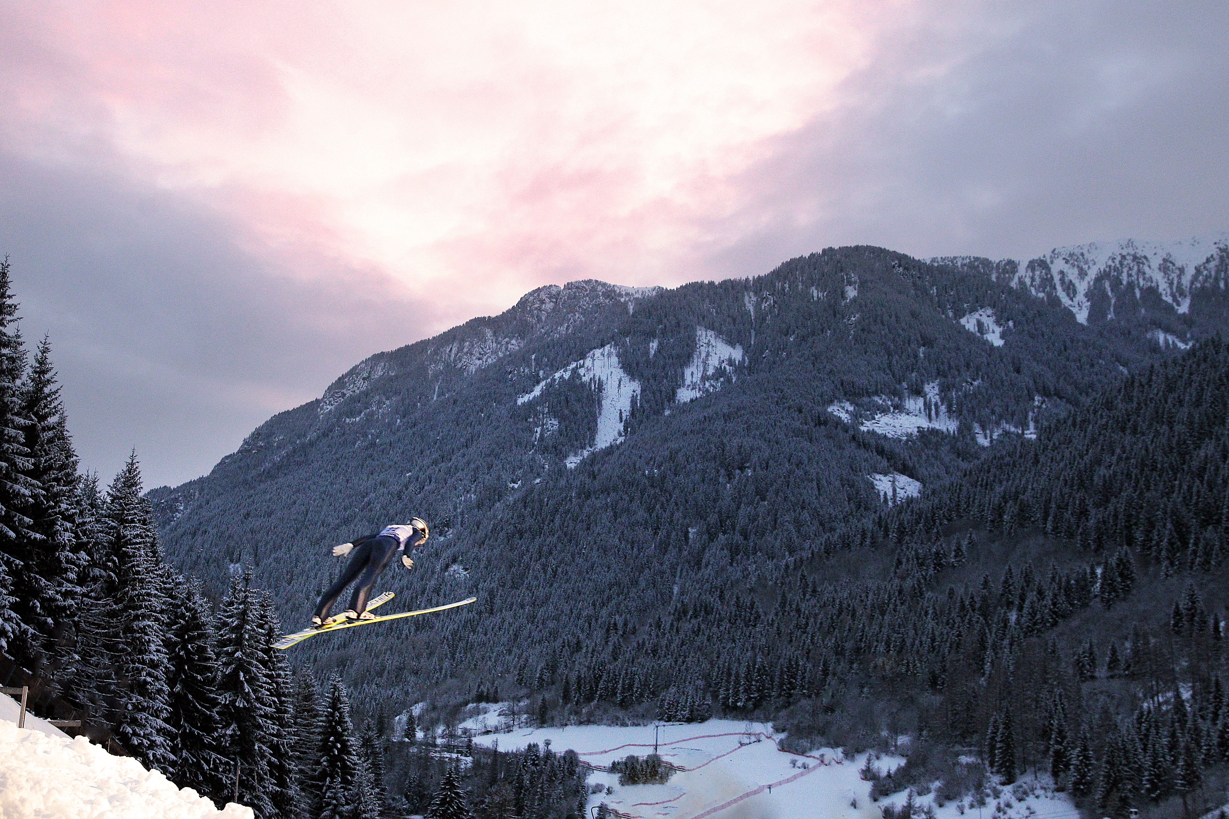 Atleta di ski jumping mentre è in volo