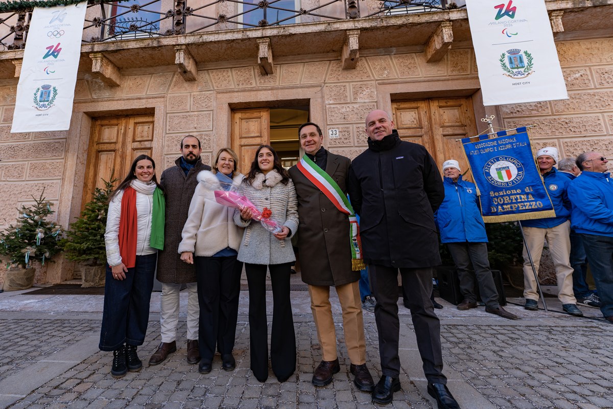 Un gruppo di persone davanti a una delle sedi comunali che ospiteranno i Giochi di Milano Cortina 2026