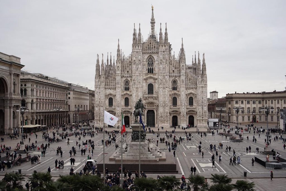 Piazza duomo a Milano vista dall'alto con bandiera delle olimpiadi e paralimpiadi Milano Cortina 2026