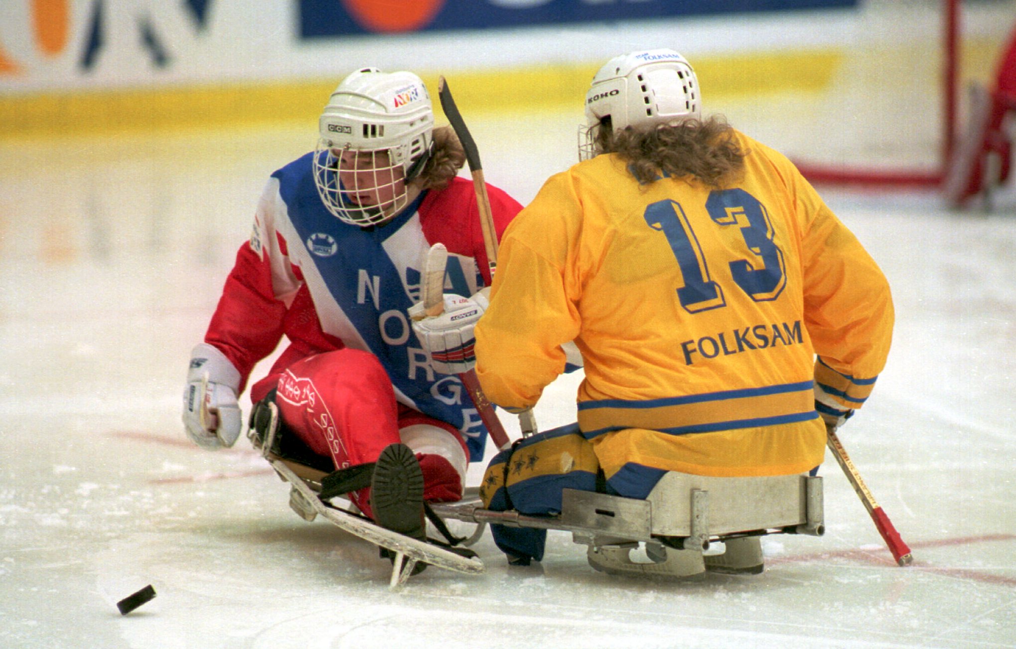 17 MARS 1994 : HELGE BJORNSTAD (NORVEGE) ET JENS KASK (SUEDE) S'AFFRONTENT LORS DE LA FINALE DE HOCKEY SUR LUGE AUX 6EME PARALYMPIQUES D'HIVER AUJOURD'HUI. LA SUÈDE A BATTU LA NORVÈGE 1-0 POUR REMPORTER L'OR. Crédit obligatoire : Clive Brunskill/ALLSPORT 