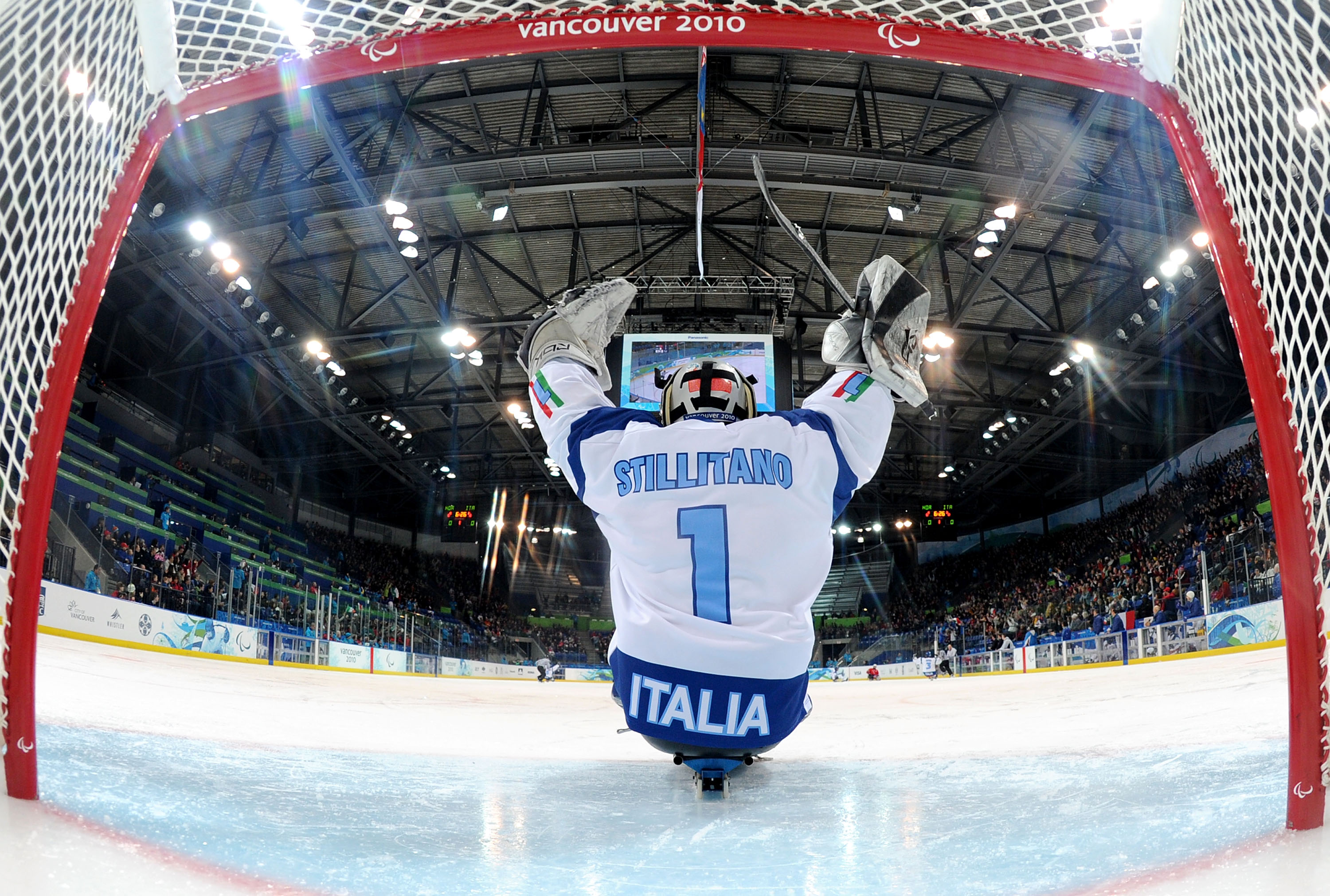 VANCOUVER, BC - 14 MARS : Le gardien de but Santino Stillitano #1 de l'Italie célèbre un but de son équipe durant la première période du match du groupe B de la ronde préliminaire de hockey sur luge entre la Norvège et l'Italie lors de la troisième journée des Jeux paralympiques d'hiver de 2010 à Vancouver à l'UBC Thunderbird Arena le 14 mars 2010 à Vancouver, Canada. (Photo par Martin Rose/Bongarts/Getty Images) 