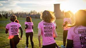 Un gruppo di donne che corre con la maglietta di “Pink Ambassador”.