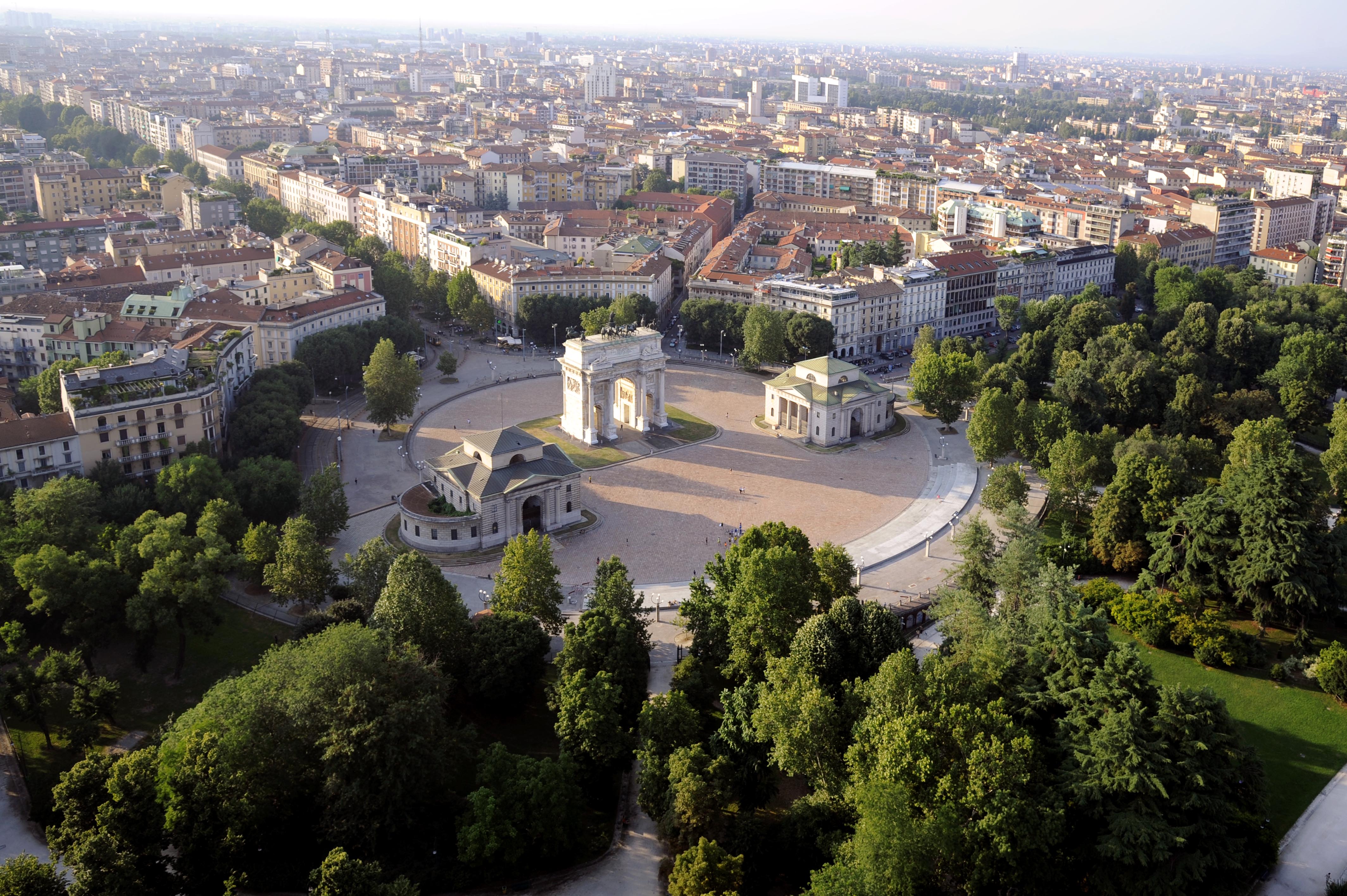 Foto panoramica dell'Arco della Pace di Milano 