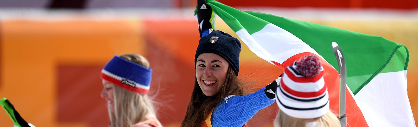 PYEONGCHANG-GUN, COREA DEL SUD - 21 FEBBRAIO: La medaglia d'oro Sofia Goggia (C) dell'Italia festeggia con la medaglia d'argento Ragnhild Mowinckel (S) della Norvegia e la medaglia di bronzo Lindsey Vonn degli Stati Uniti durante la cerimonia di premiazione per la Discesa Libera Femminile nel giorno 12 dei Giochi Olimpici Invernali di PyeongChang 2018 al Jeongseon Alpine Centre il 21 febbraio 2018 a Pyeongchang-gun, Corea del Sud. (Foto di Matthias Hangst/Getty Images)