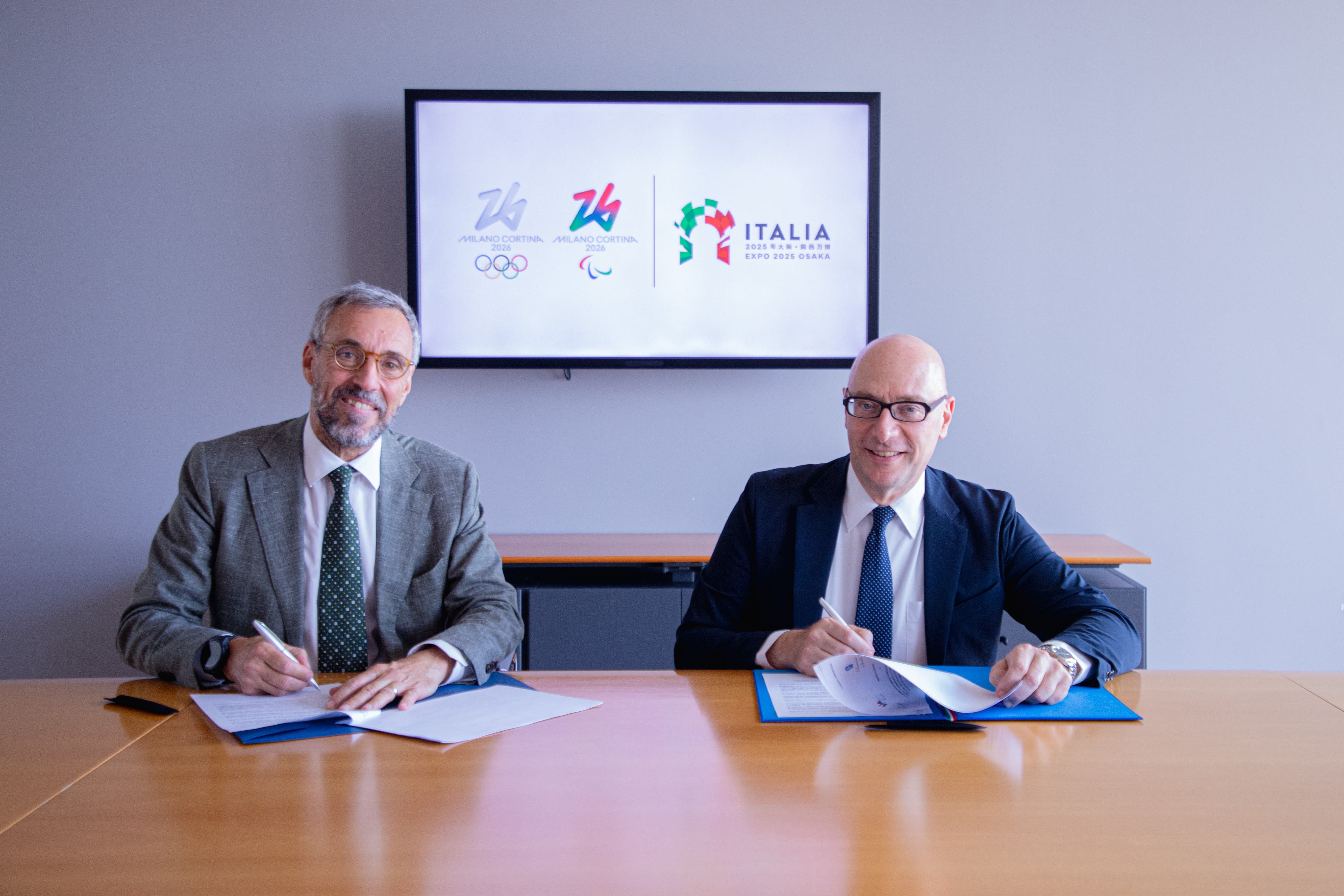 Mario Vattani e Andrea Varnier che firmano l'accordo.
