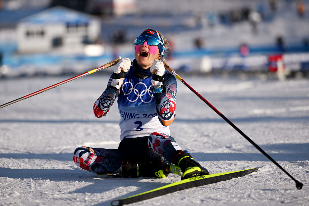 Therese Johaug (NOR festeggia la vittoria della medaglia d'oro durante lo skiathlon femminile di sci di fondo 7,5 km + 7,5 km dei Giochi Olimpici Invernali di Pechino 2022. (Foto di Matthias Hangst/Getty Images)