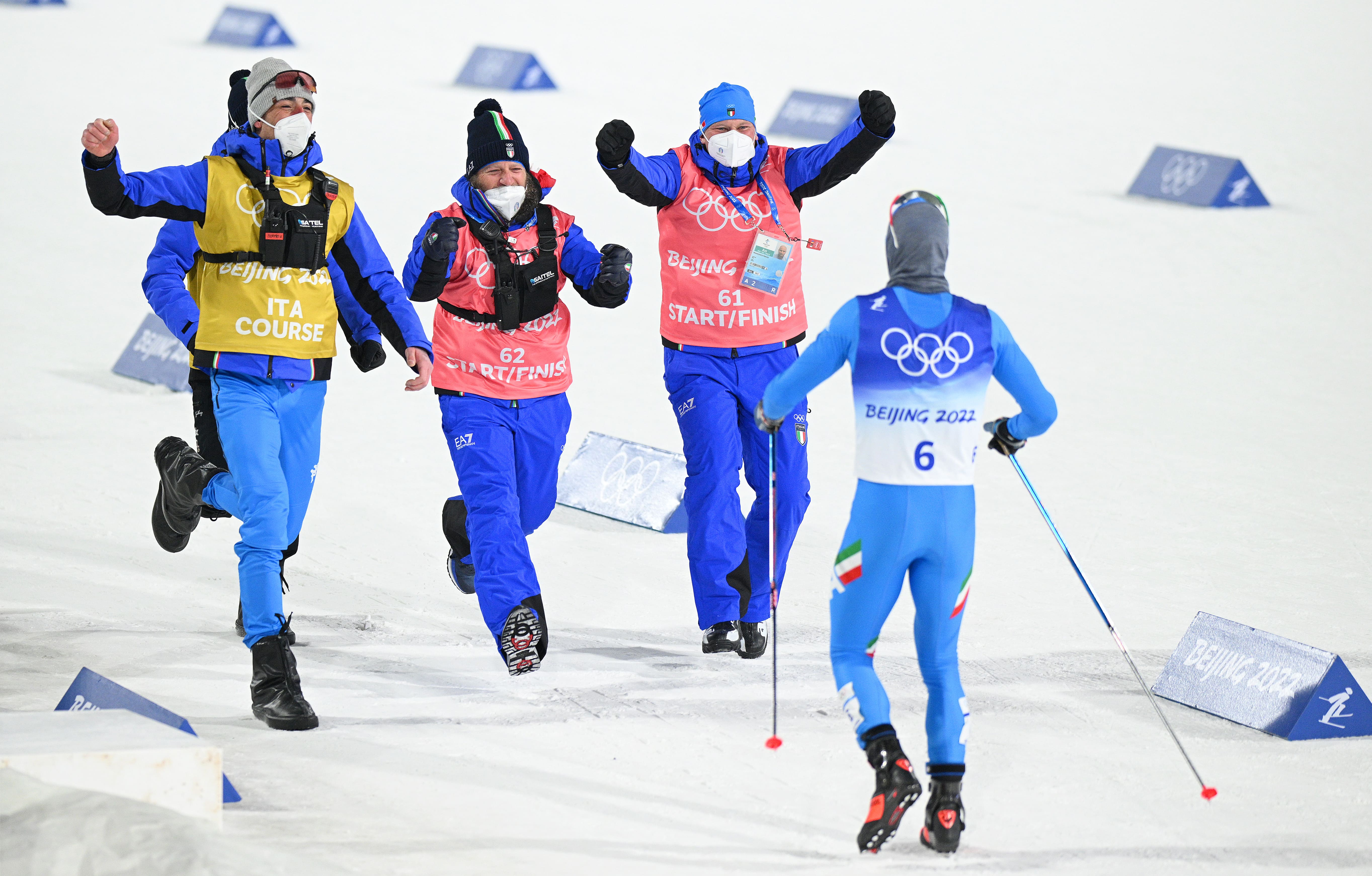 Federico Pellegrino (ITA) riceve le congratulazioni della squadra dopo aver vinto la medaglia d'argento durante la finale della sprint TL maschile di fondo dei Giochi Olimpici Invernali di Pechino 2022. (Foto di Matthias Hangst/Getty Images)