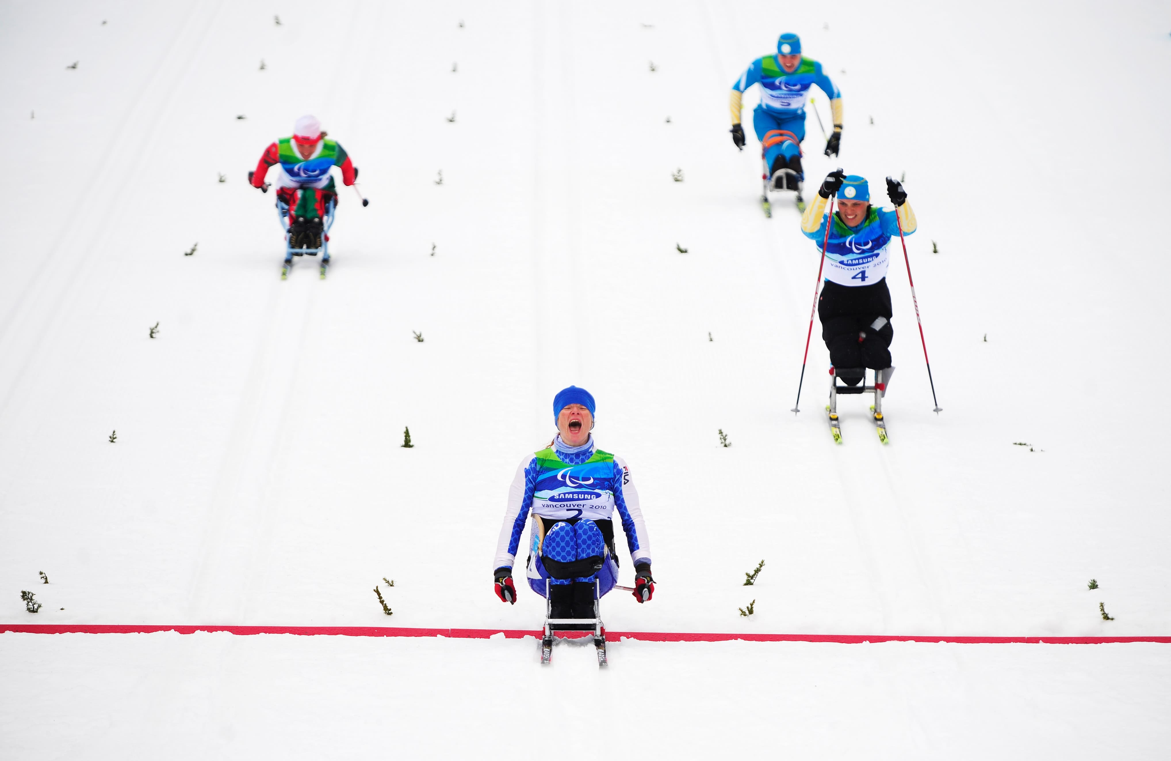 Francesca Porcellato (ITA) festeggia mentre taglia il traguardo per vincere l'oro davanti a Olena Iurkovska (UKR) nella finale femminile durante il giorno 10 delle Paralimpiadi invernali di Vancouver 2010 il 21 marzo 2010 a Whistler, in Canada. (Foto di Jamie McDonald/Getty Images)