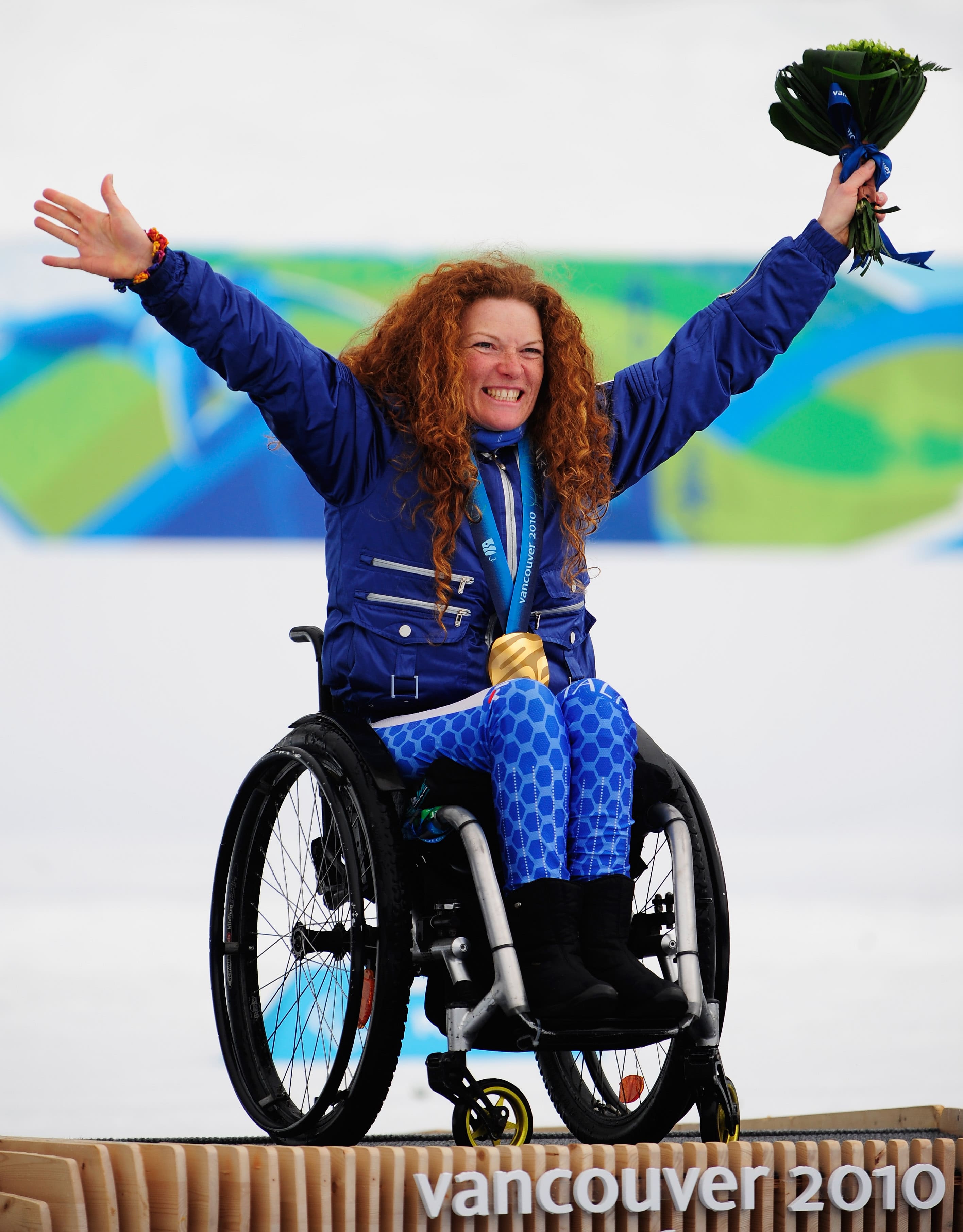 La medaglia d'oro Francesca Porcellato (ITA) festeggia alla cerimonia di premiazione dell'1 km femminile Sitting Cross-Country Sprint durante il giorno 10 delle Paralimpiadi invernali di Vancouver 2010 il 21 marzo 2010 a Whistler, in Canada. (Foto di Jamie McDonald/Getty Images)