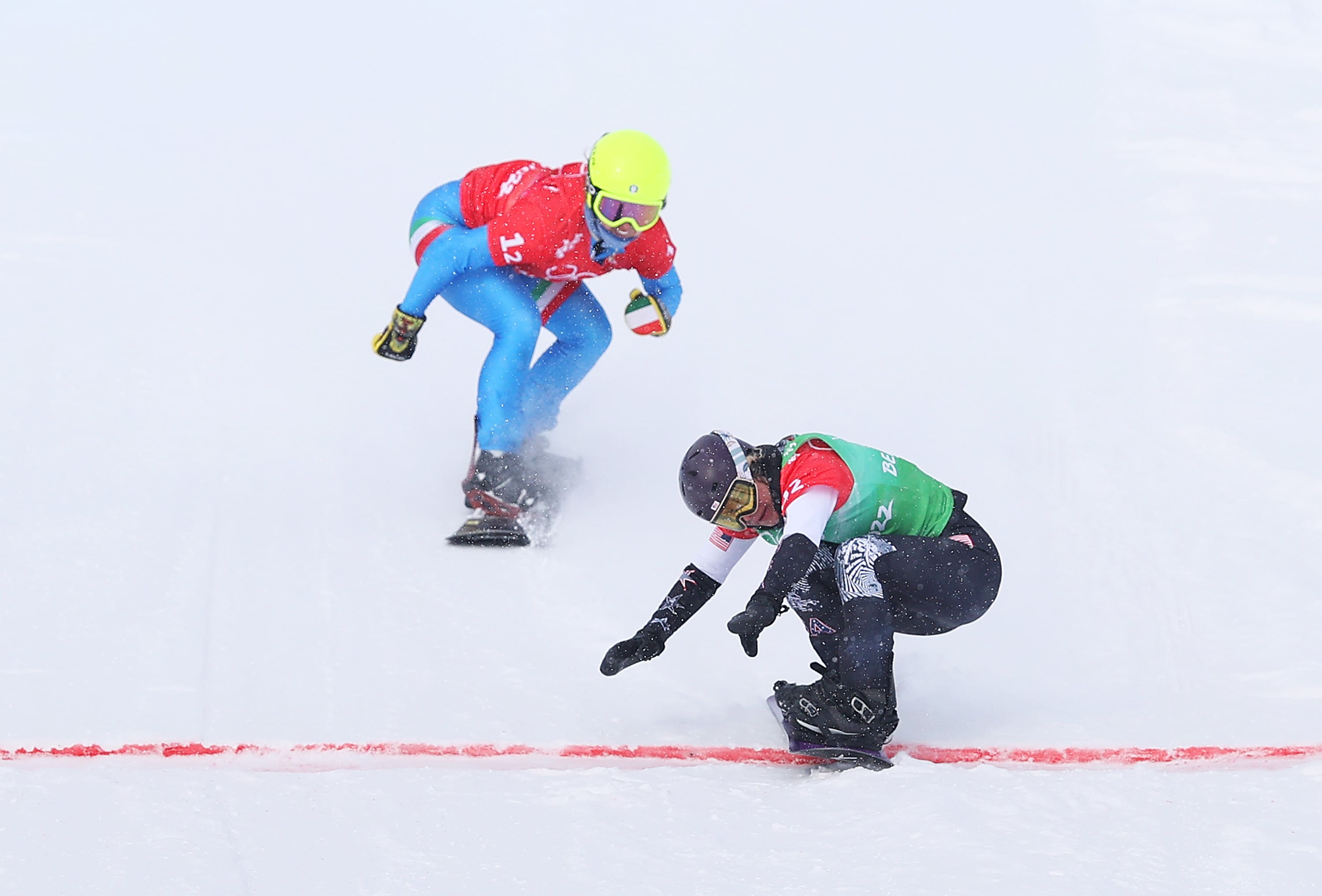 ZHANGJIAKOU, CINA - 12 FEBBRAIO: Lindsey Jacobellis (USA) e Michela Moioli (ITA) tagliano il traguardo durante la finale di snowboard cross mixed nelle Olimpiadi invernali di Pechino 2022 al Genting Snow Park il 12 febbraio 2022 a Zhangjiakou, in Cina. (Foto di Cameron Spencer/Getty Images)