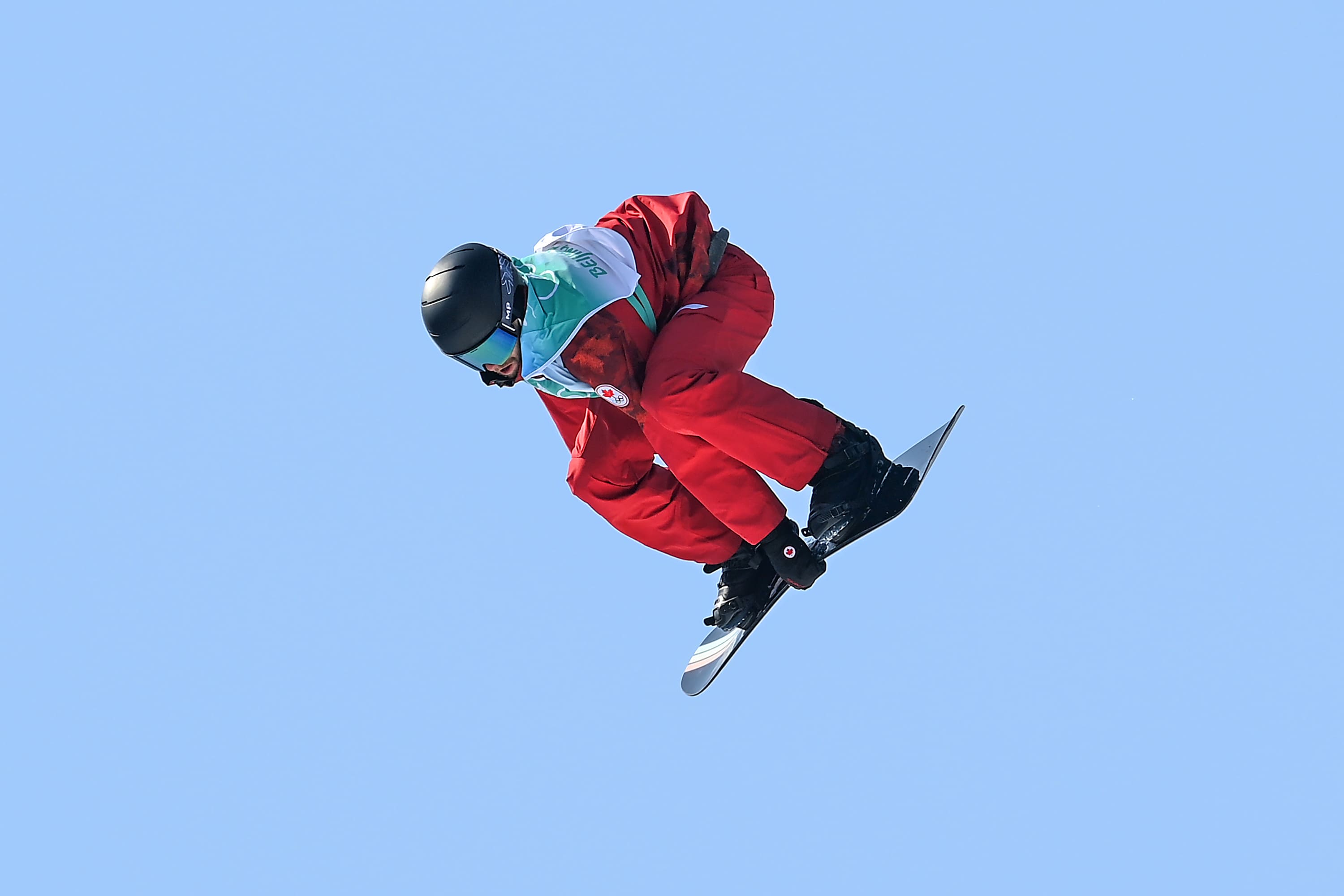 PECHINO, CINA - 15 FEBBRAIO: Max Parrot (CAN) esegue un trick durante la finale di Snowboard Big Air maschile alle Olimpiadi invernali di Pechino, al Big Air Shougang il 15 febbraio 2022 a Pechino, in Cina. (Foto di David Ramos/Getty Images)