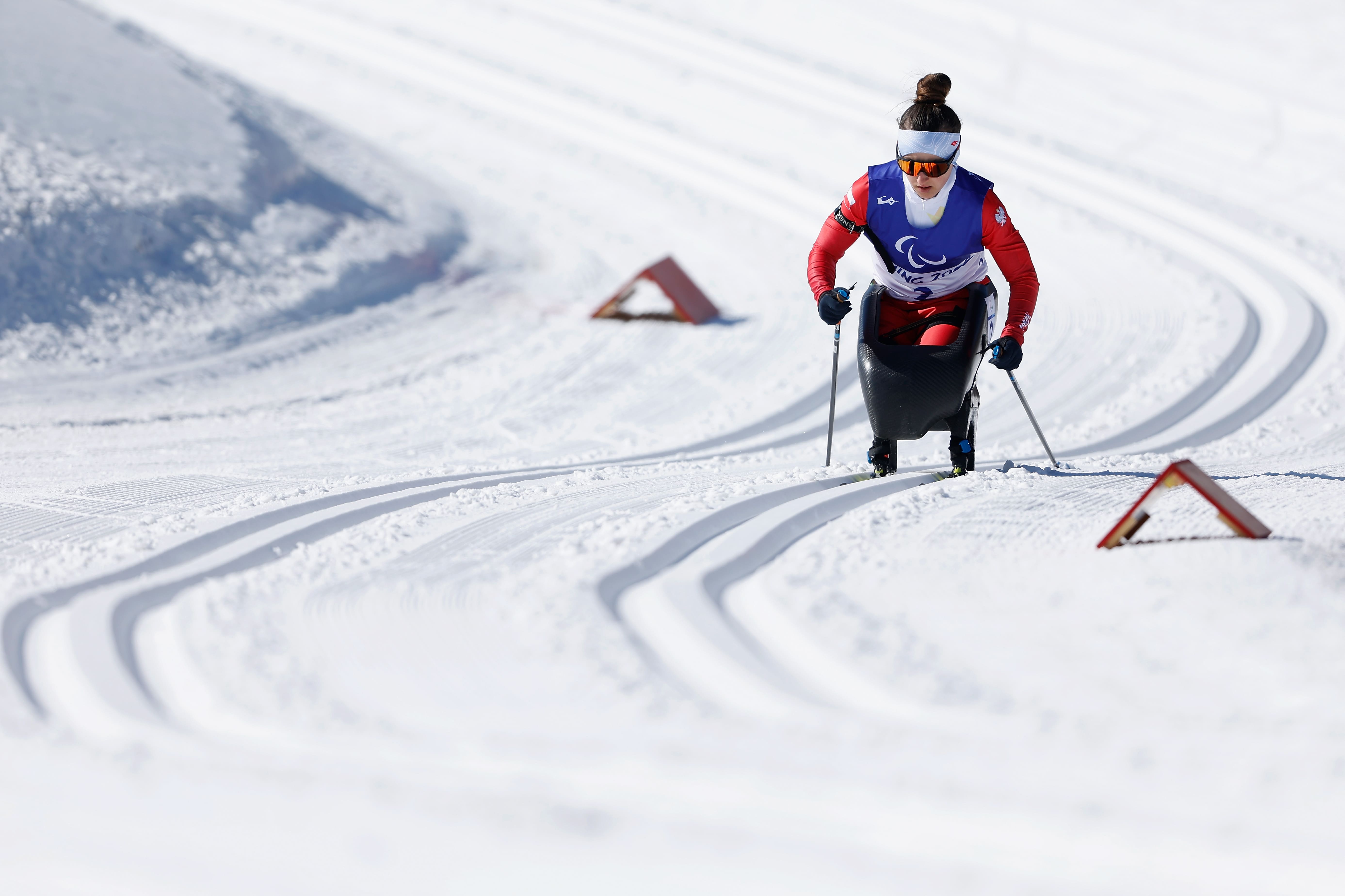 Monika Kukla (Pol) gareggia nel Para Biathlon durante il quarto giorno delle Paralimpiadi invernali di Pechino 2022 l'8 marzo 2022 a Zhangjiakou, in Cina. (Foto di Christian Petersen/Getty Images)