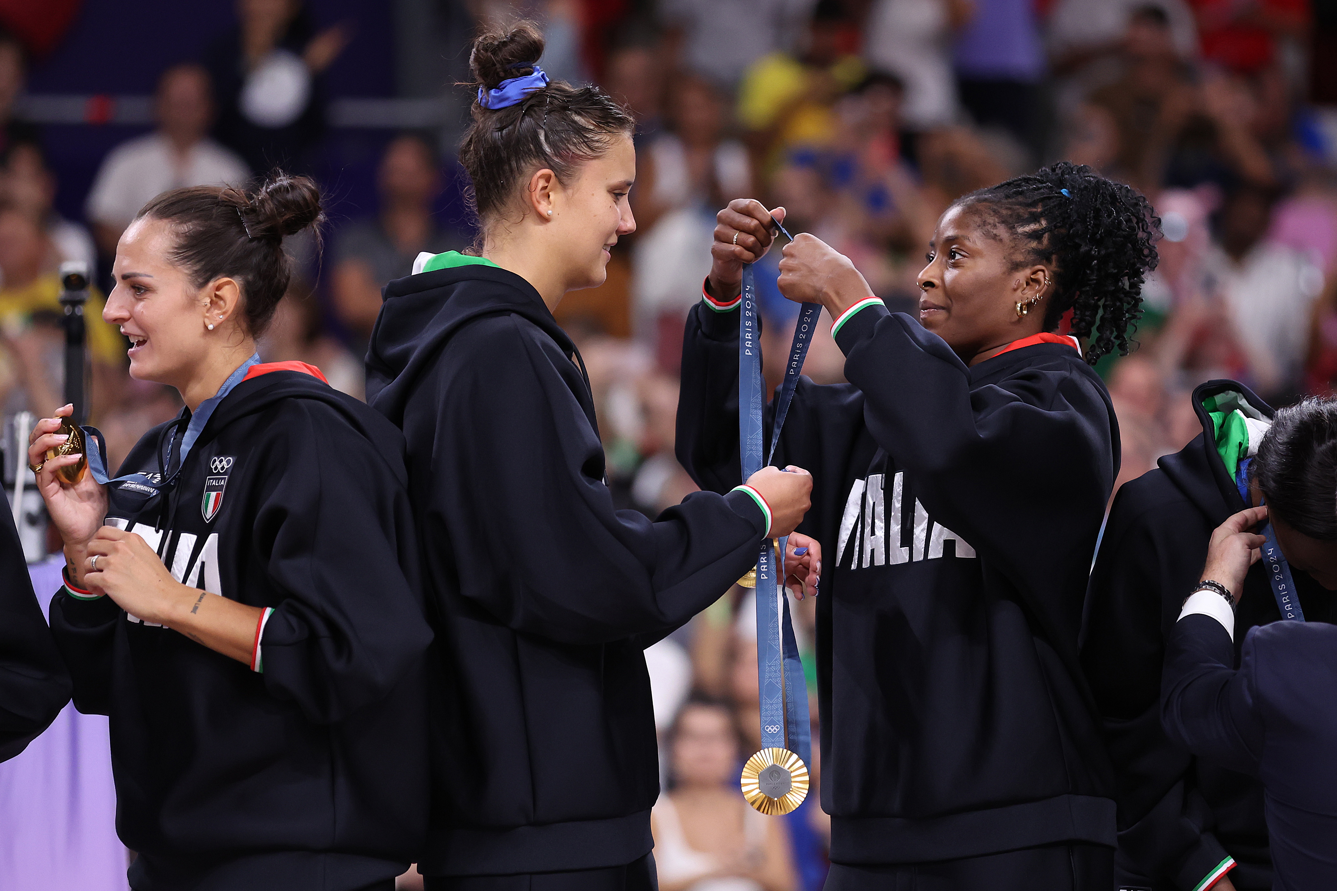 Anna Danesi e Myriam Fatime Sylla del Team Italia festeggiano sul podio dopo la partita per la medaglia d'oro femminile tra il Team United States e il Team Italy nel sedicesimo giorno dei Giochi Olimpici di Parigi 2024 all'Arena di Parigi l'11 agosto 2024 a Parigi, in Francia. (Foto di Ezra Shaw/Getty Images)